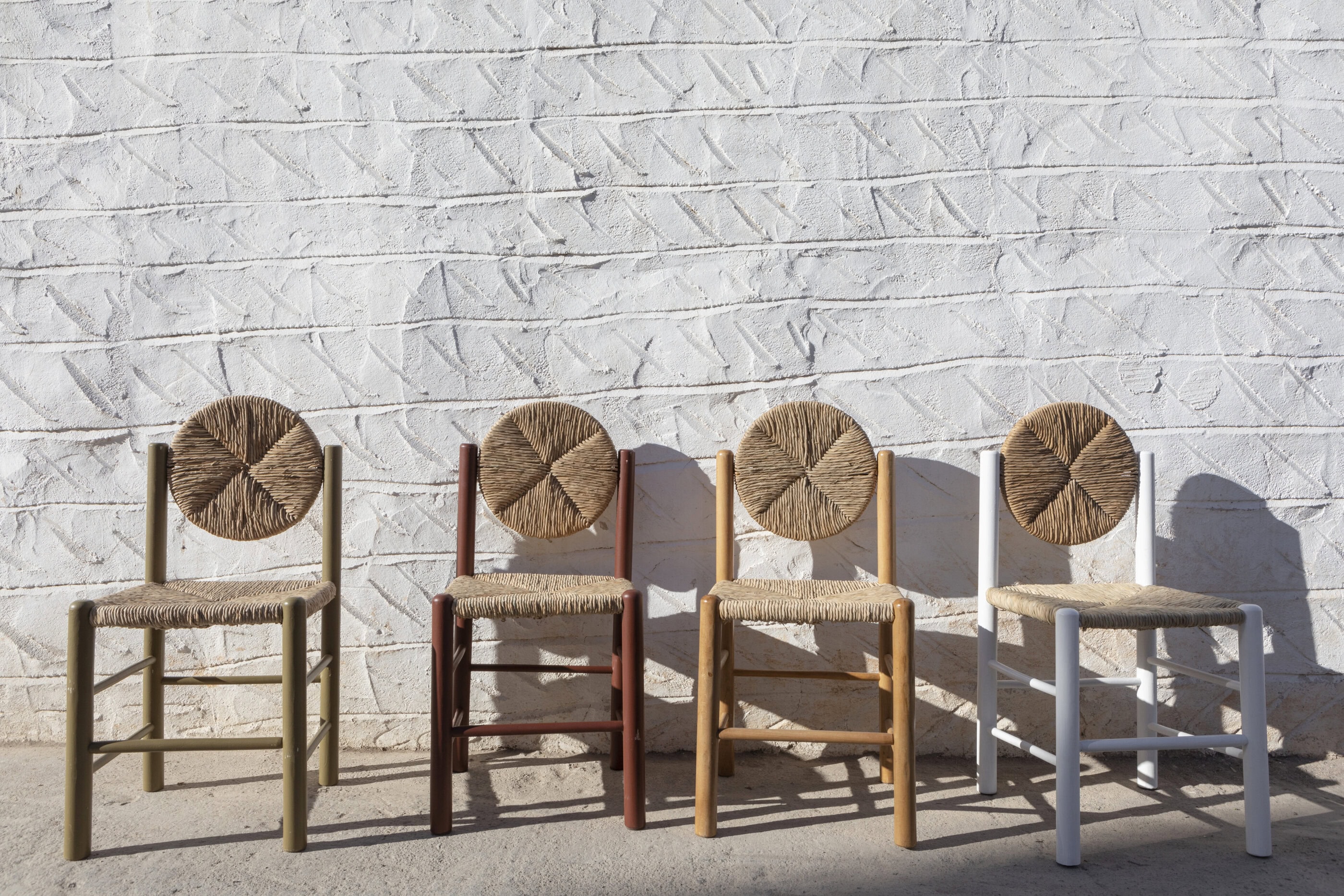 Baststühle vor weiß getünchter Wand, Hotel Yayaki