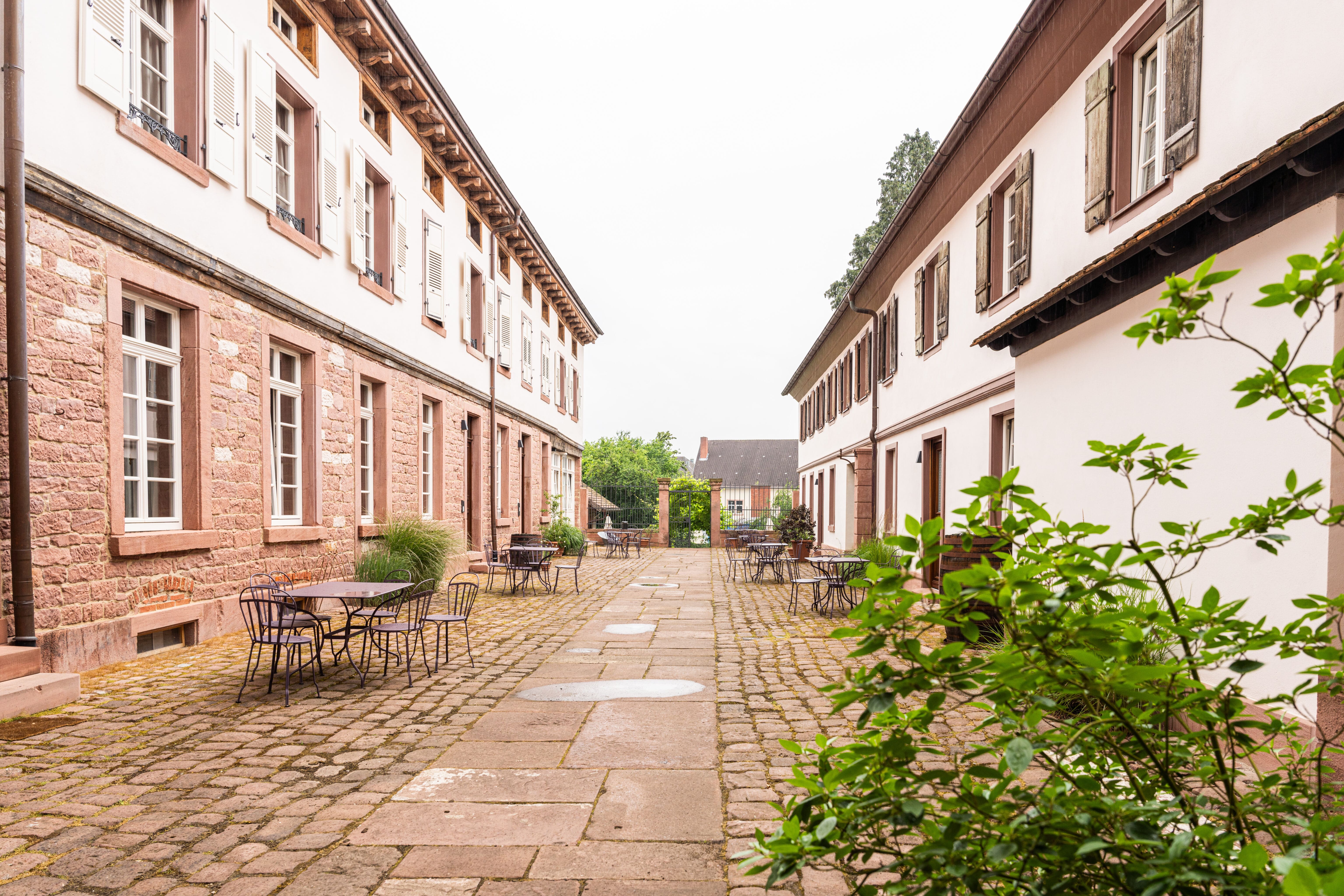 gepflasterter Hof mit Stühlen im Palais Wunderlich