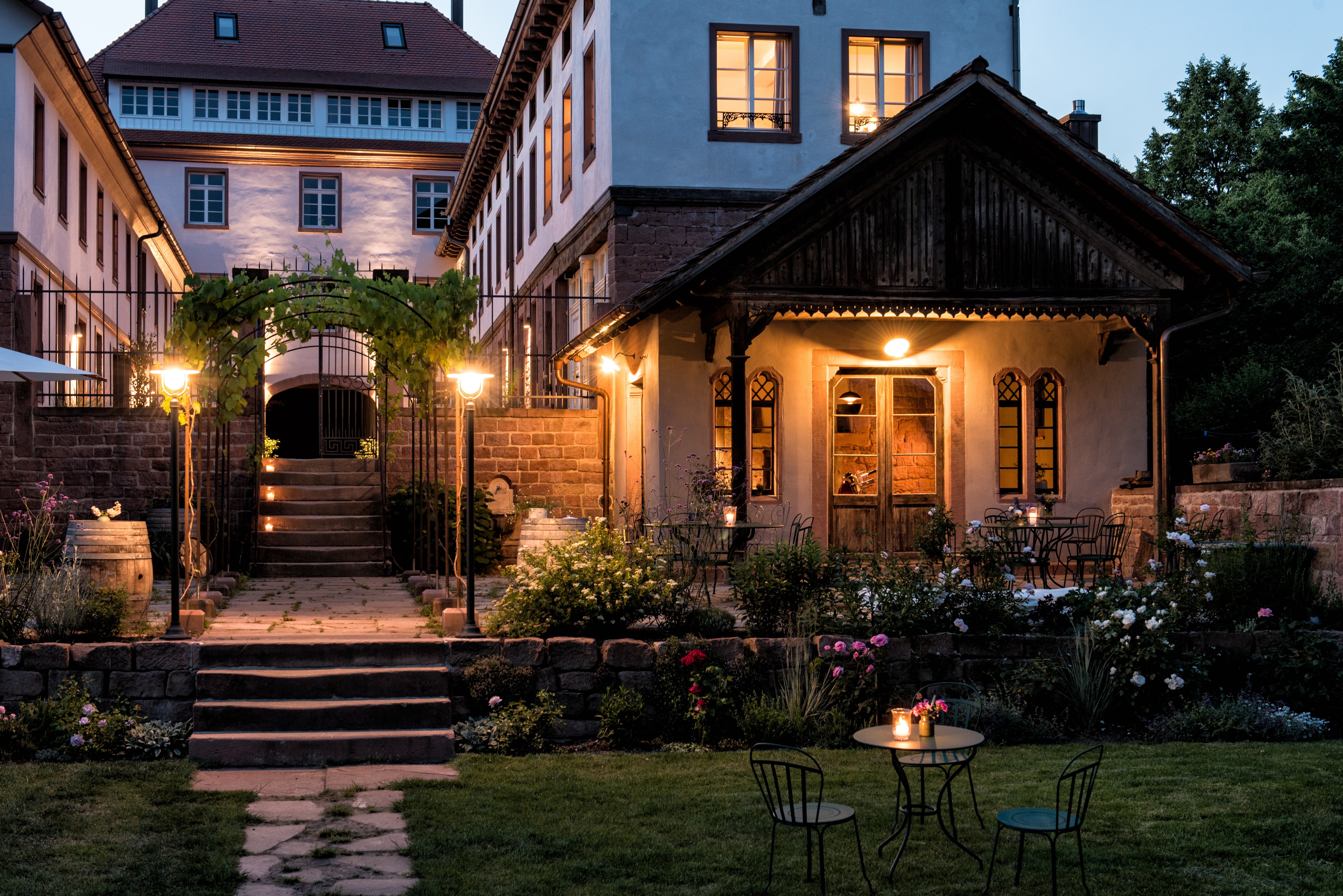 Palais Wunderlich von außen in der Dämmerung