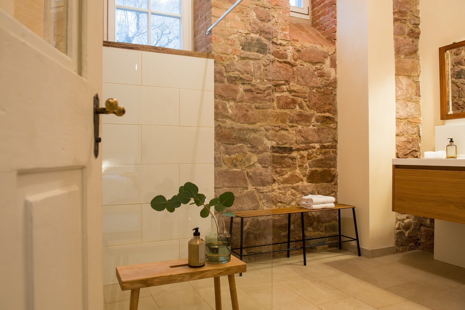 Badezimmer mit Backsteinwand im Palais Wunderlich