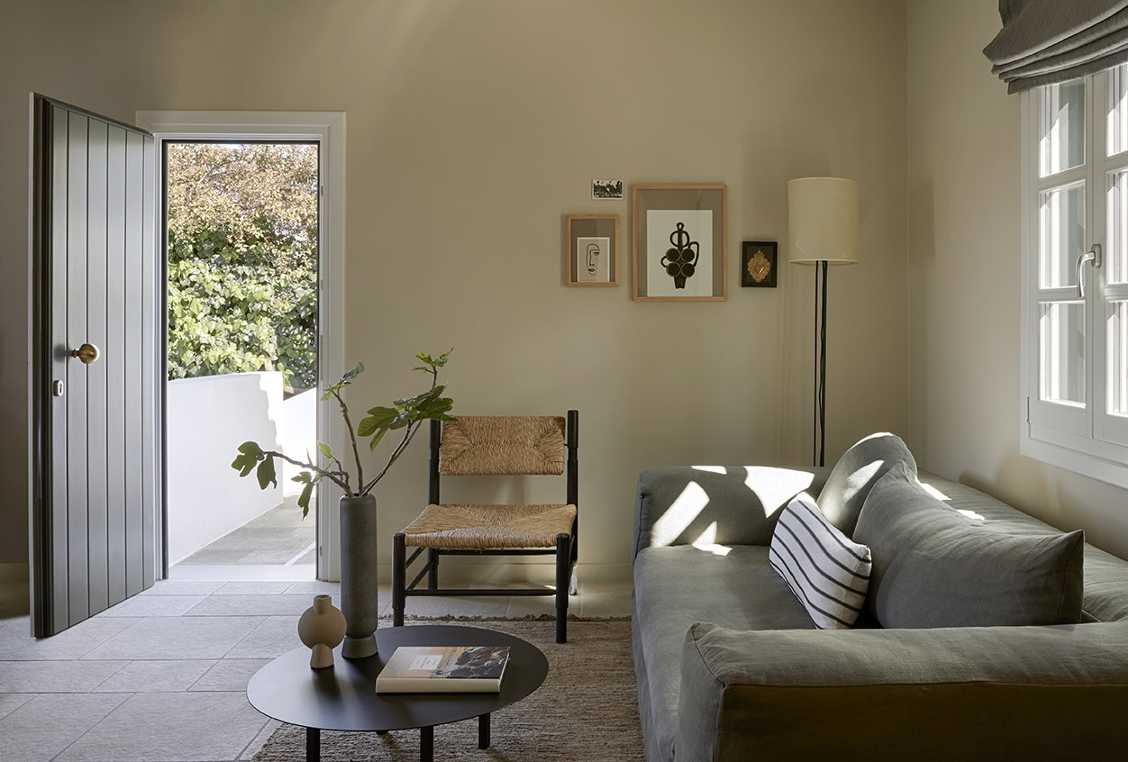 Sofa im Wohnzimmer eines Apartments im Hotel Yayaki