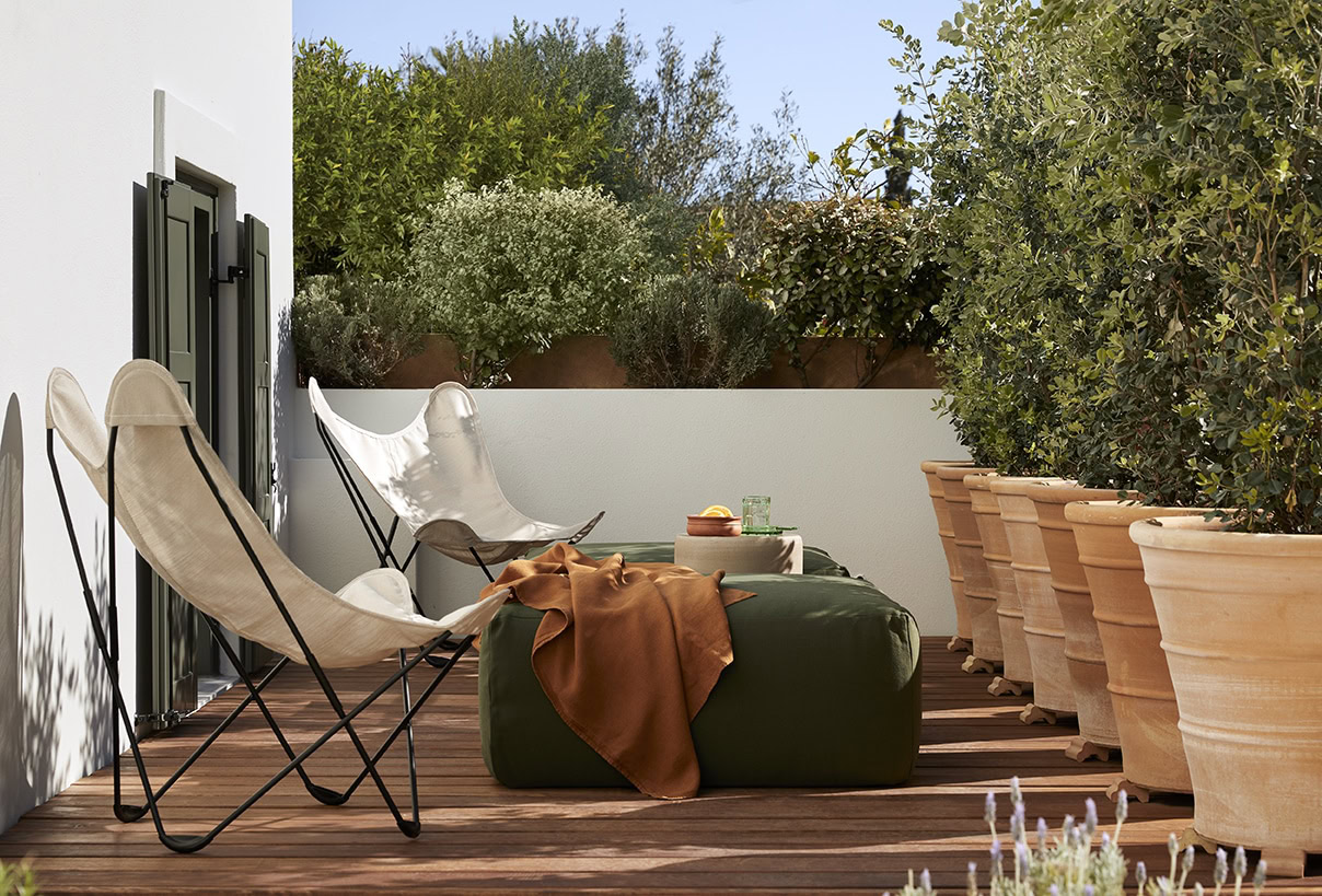 Terrasse mit Loungemöbeln beim Hotel Yayaki