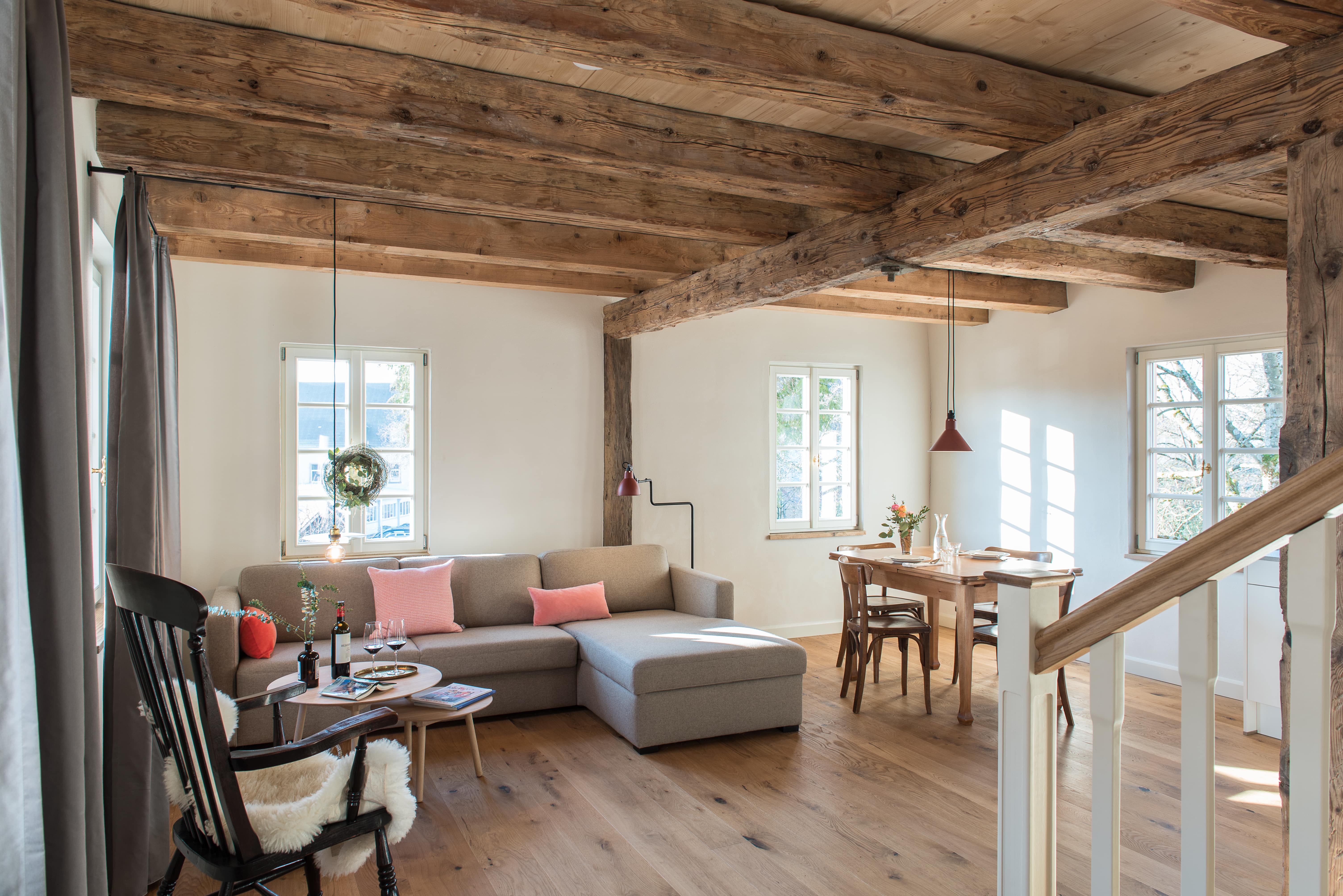 Wohnzimmer mit Sofaecke und Esstisch in Ferienwohnung des Palais Wunderlich