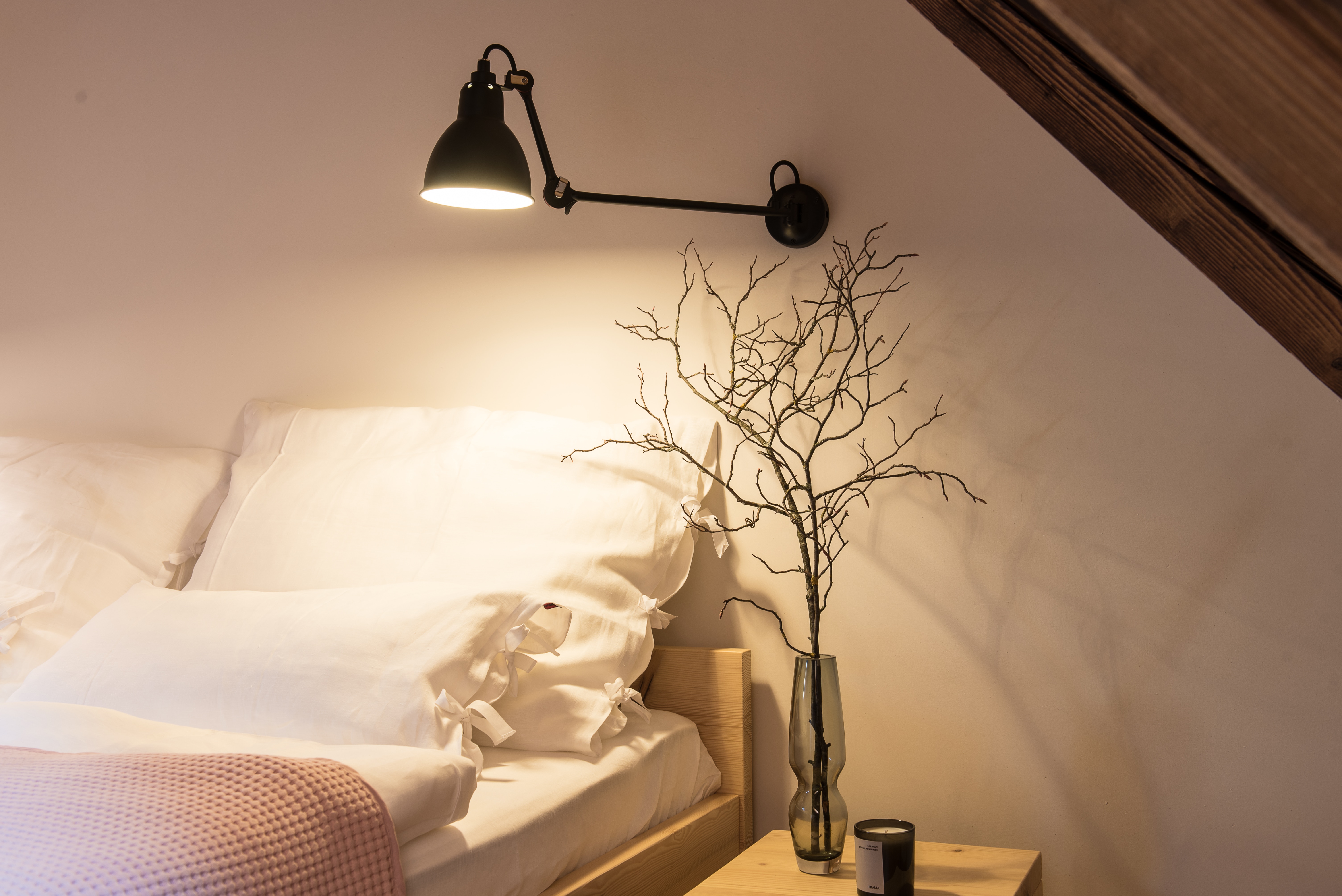 Bett mit Nachttisch im Palais Wunderlich