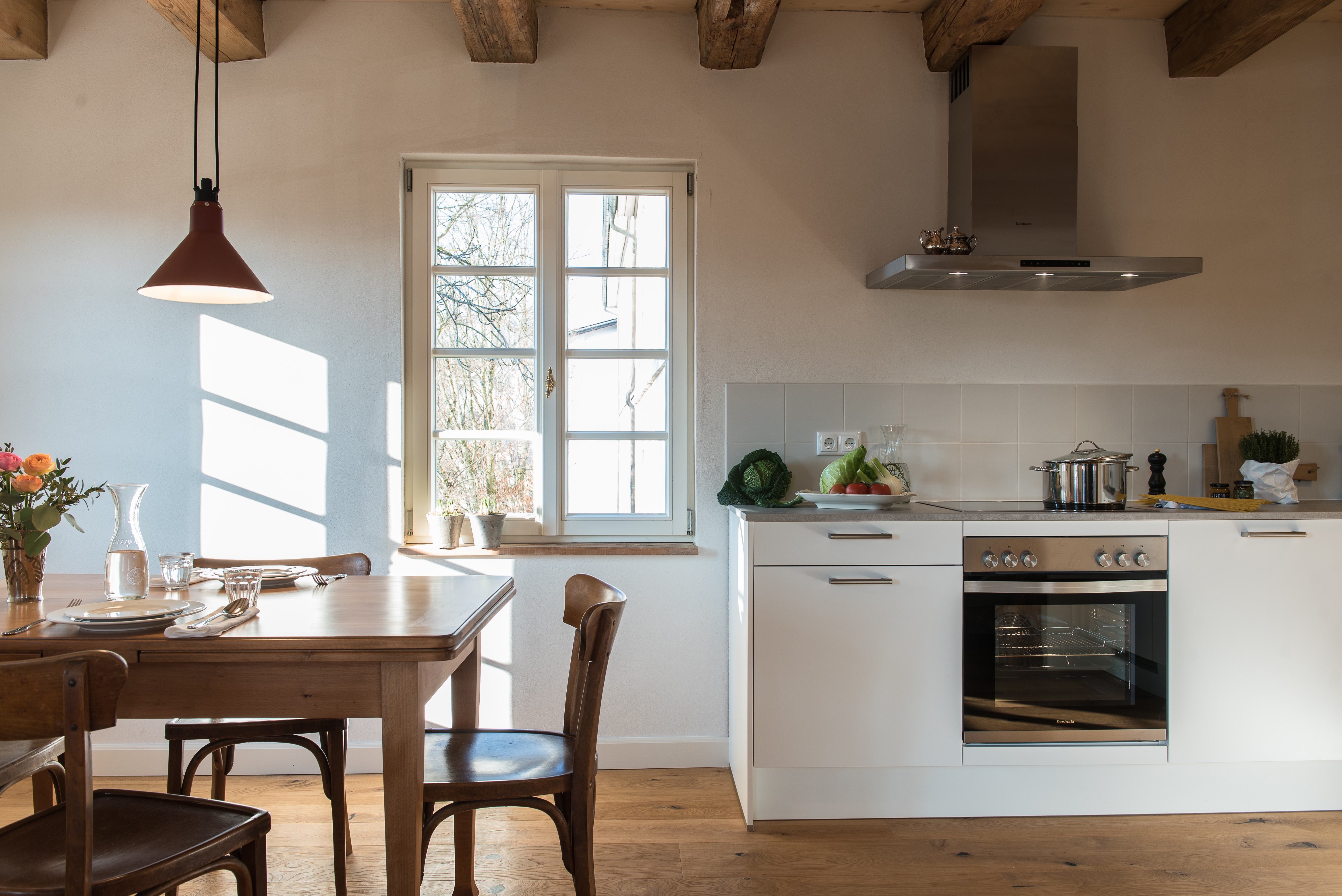 Küchenzeile und Esstisch im Palais Wunderlich