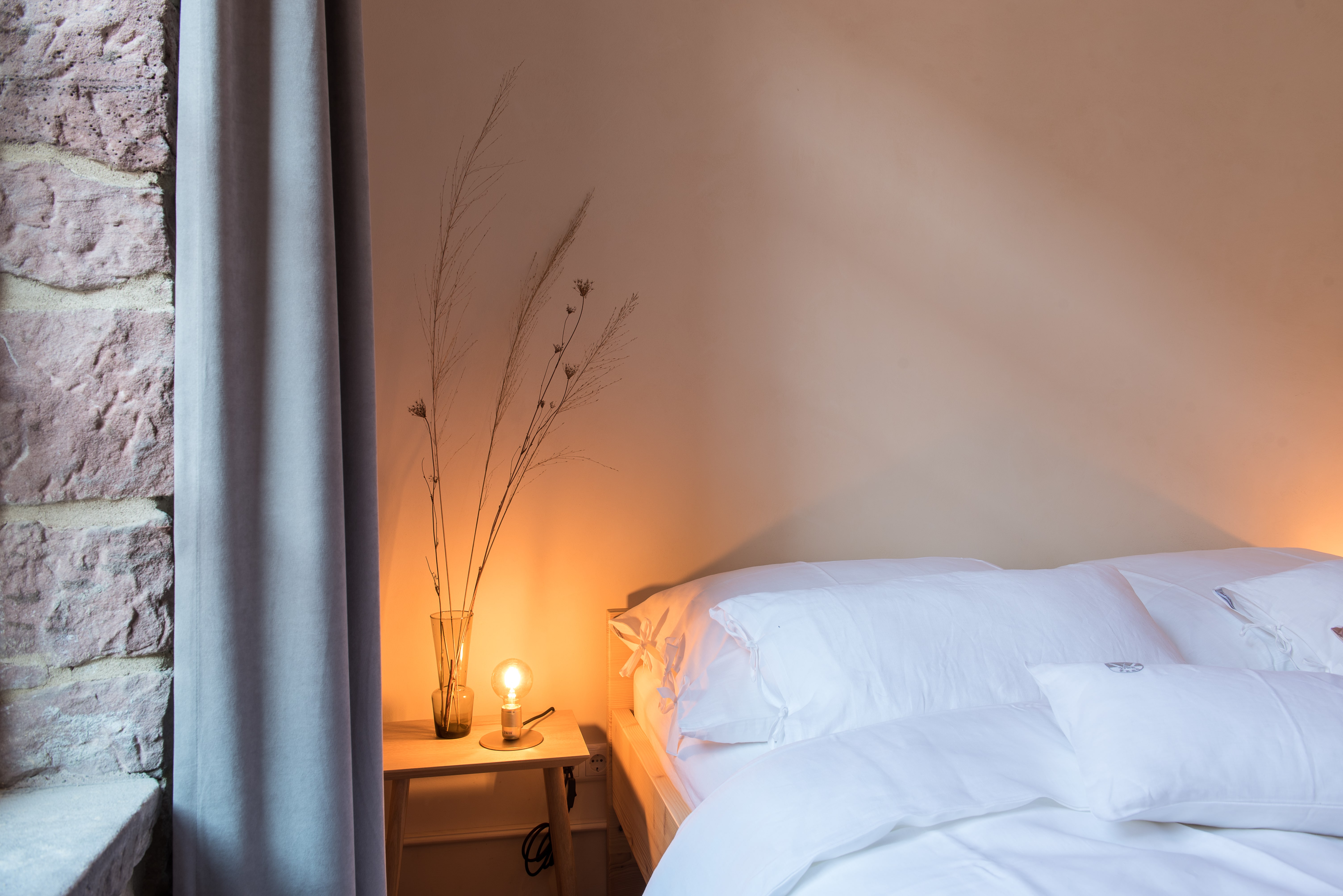 Bett und Nachttisch im Zimmer im Palais Wunderlich