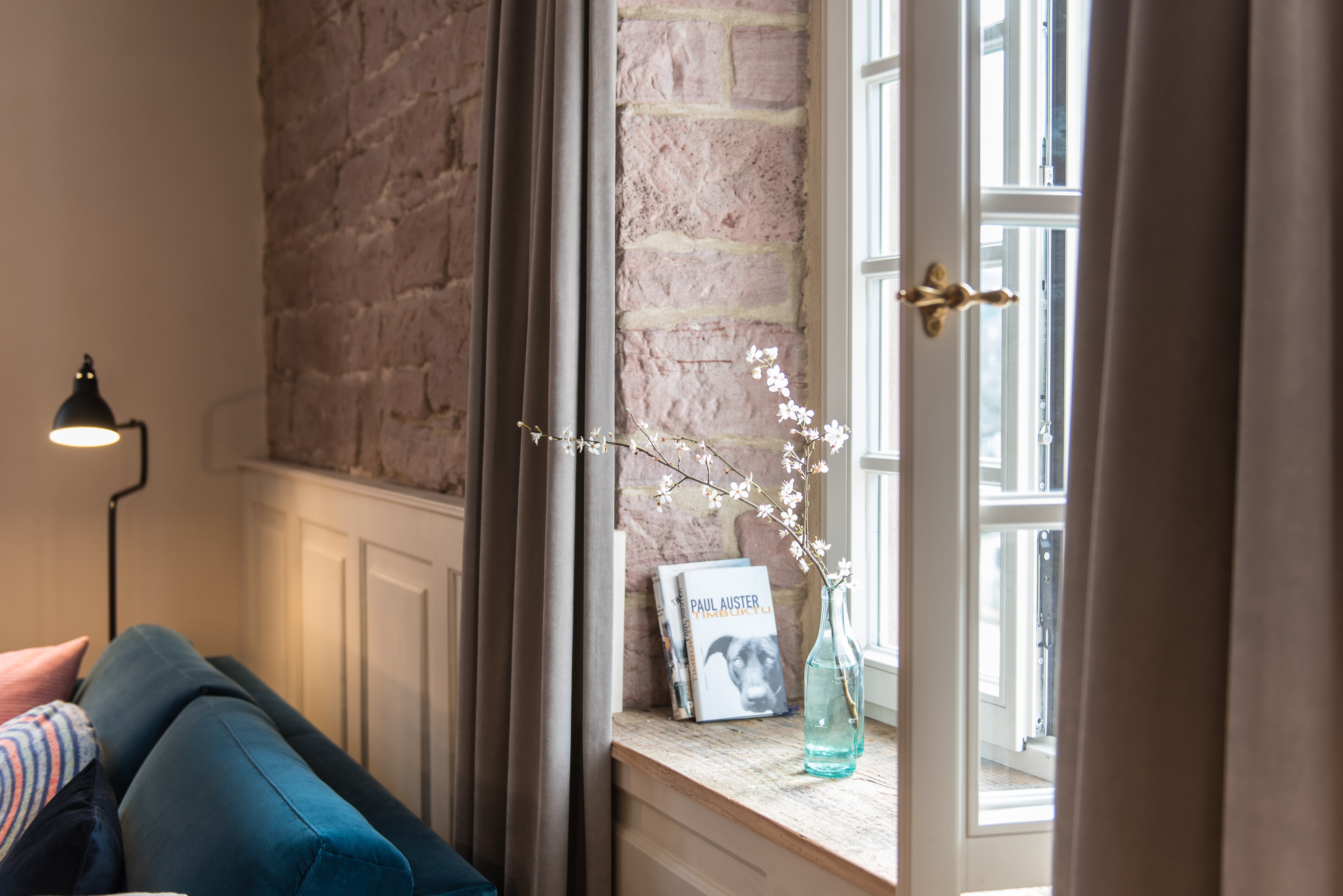 Fensternische mit Büchern im Palais Wunderlich