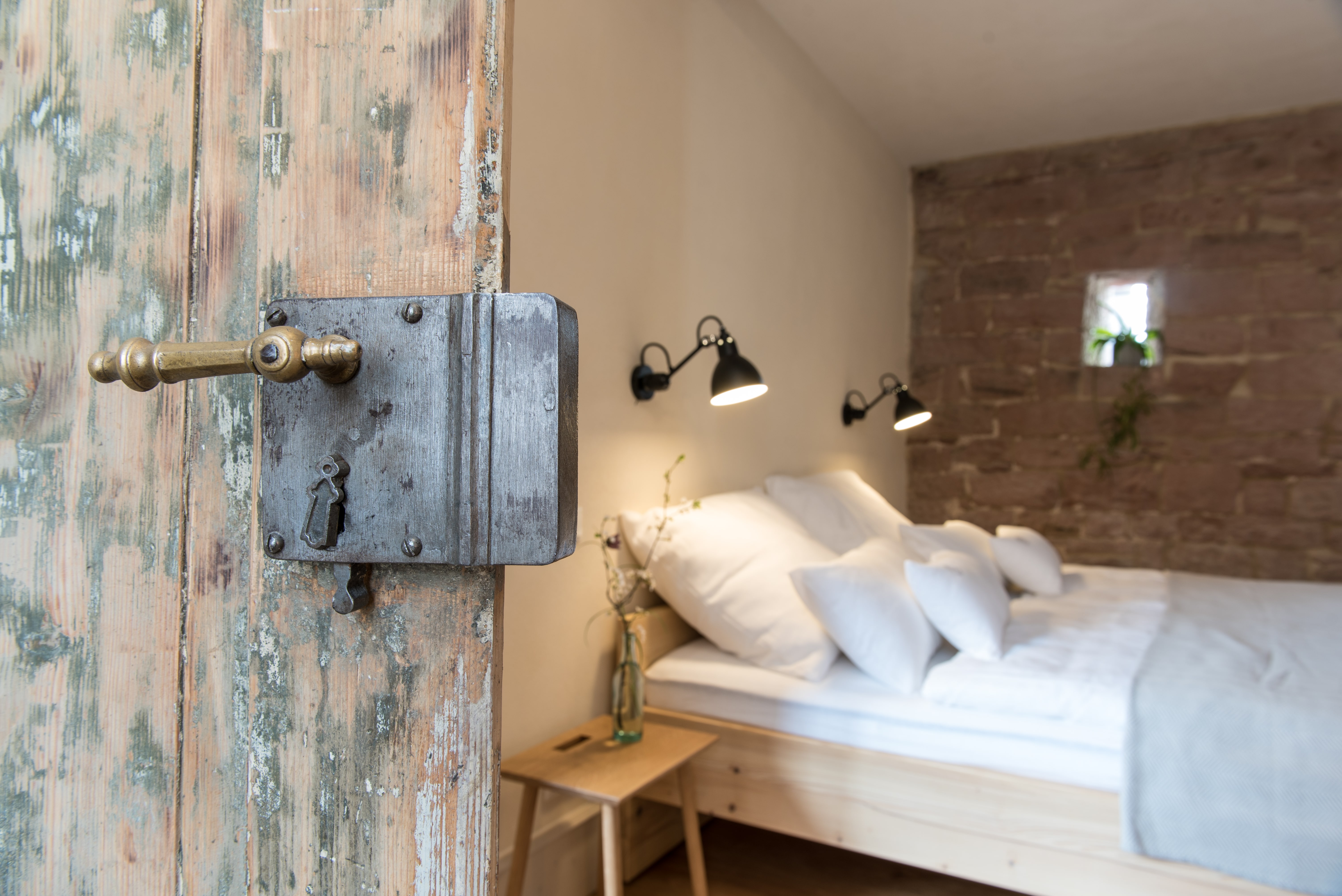 Tür mit altem Schloss zum Doppelzimmer