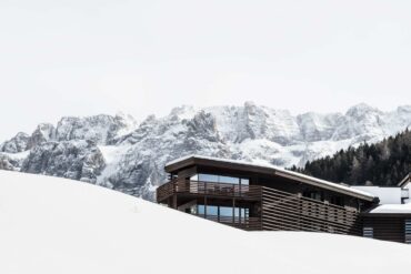 Saleghes Dolomites im Schnee mit Bergen