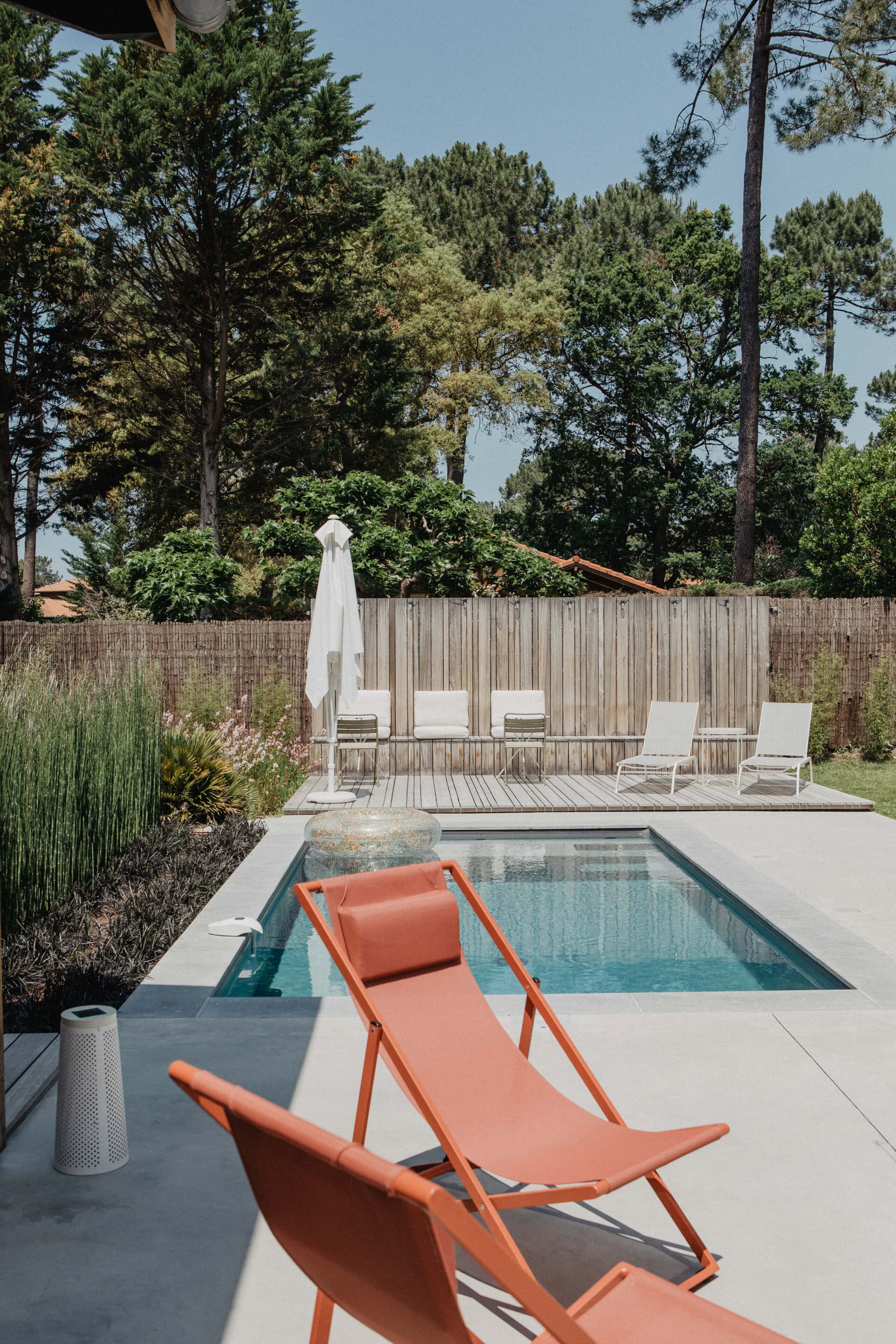 Pool mit zwei Liegestühlen, Salty Woods