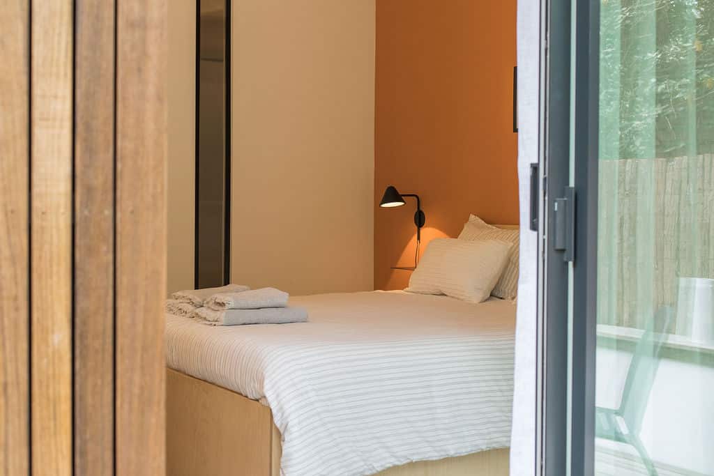 Bett im Schlafzimmer, Salty Woods