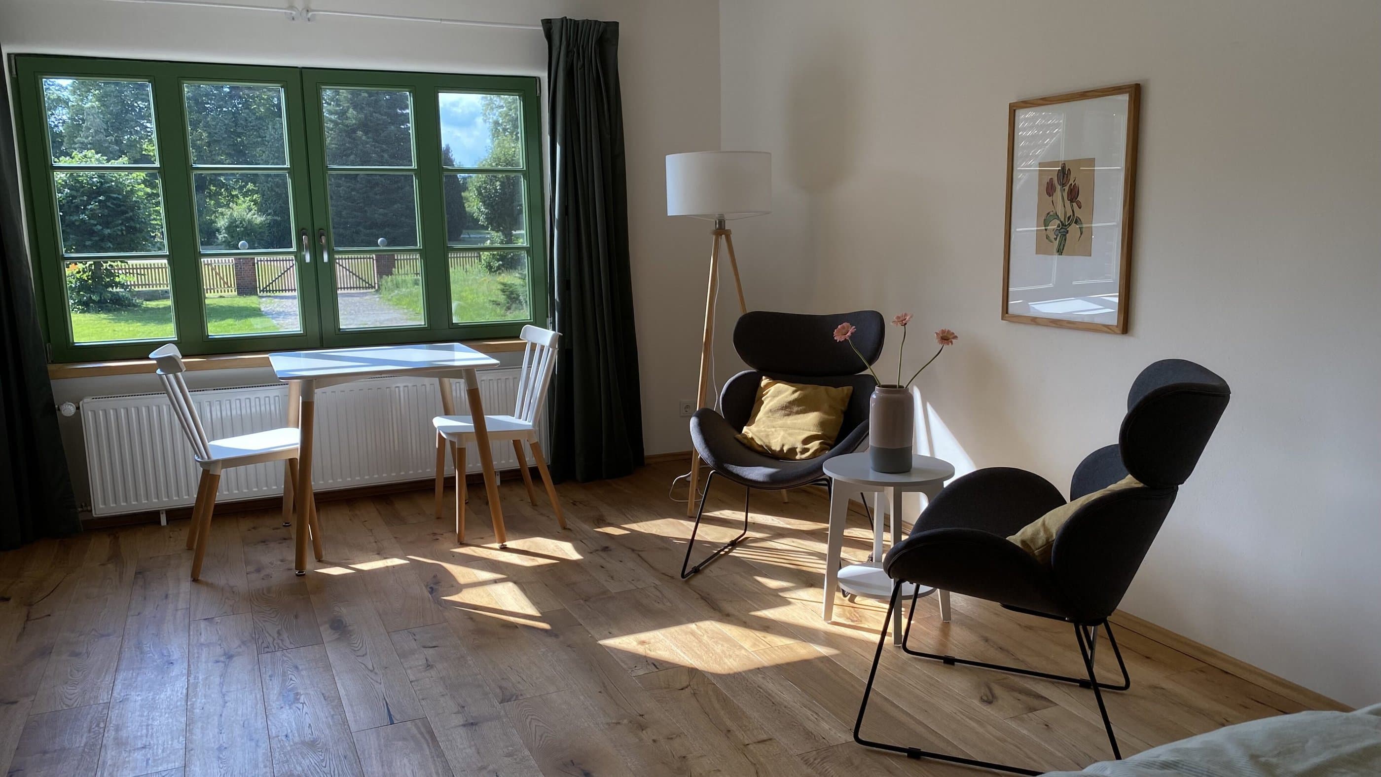 Zimmer mit zwei Stühlen, Ulmenhof