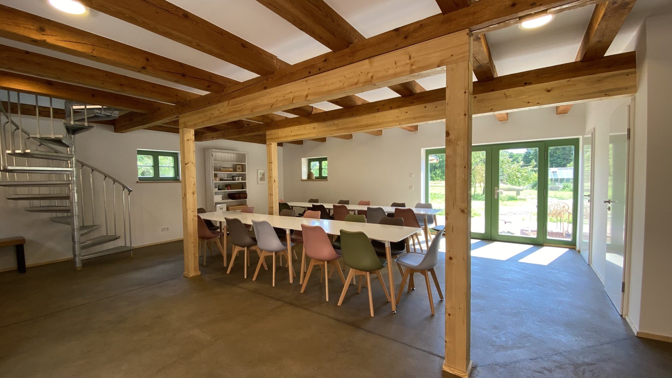 große Eventdiele unter Holzbalken, Ulmenhof