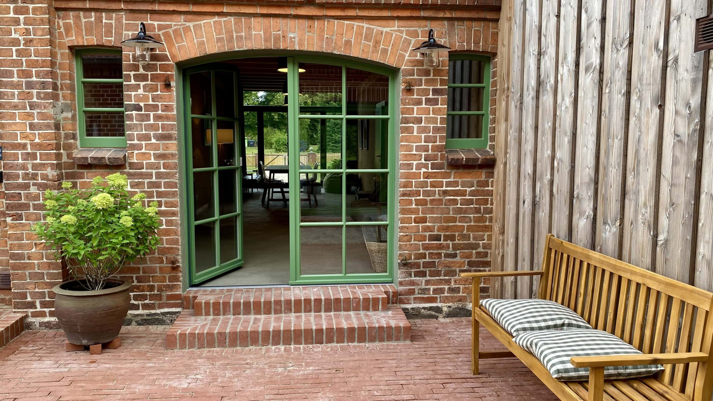 große Eingangstür zur Diele im Ulmenhof