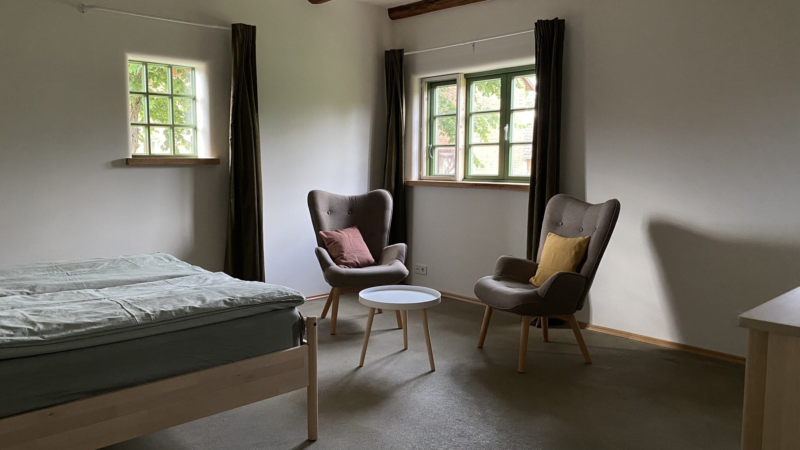 Wohnraum mit zwei Sesseln, Ulmenhof