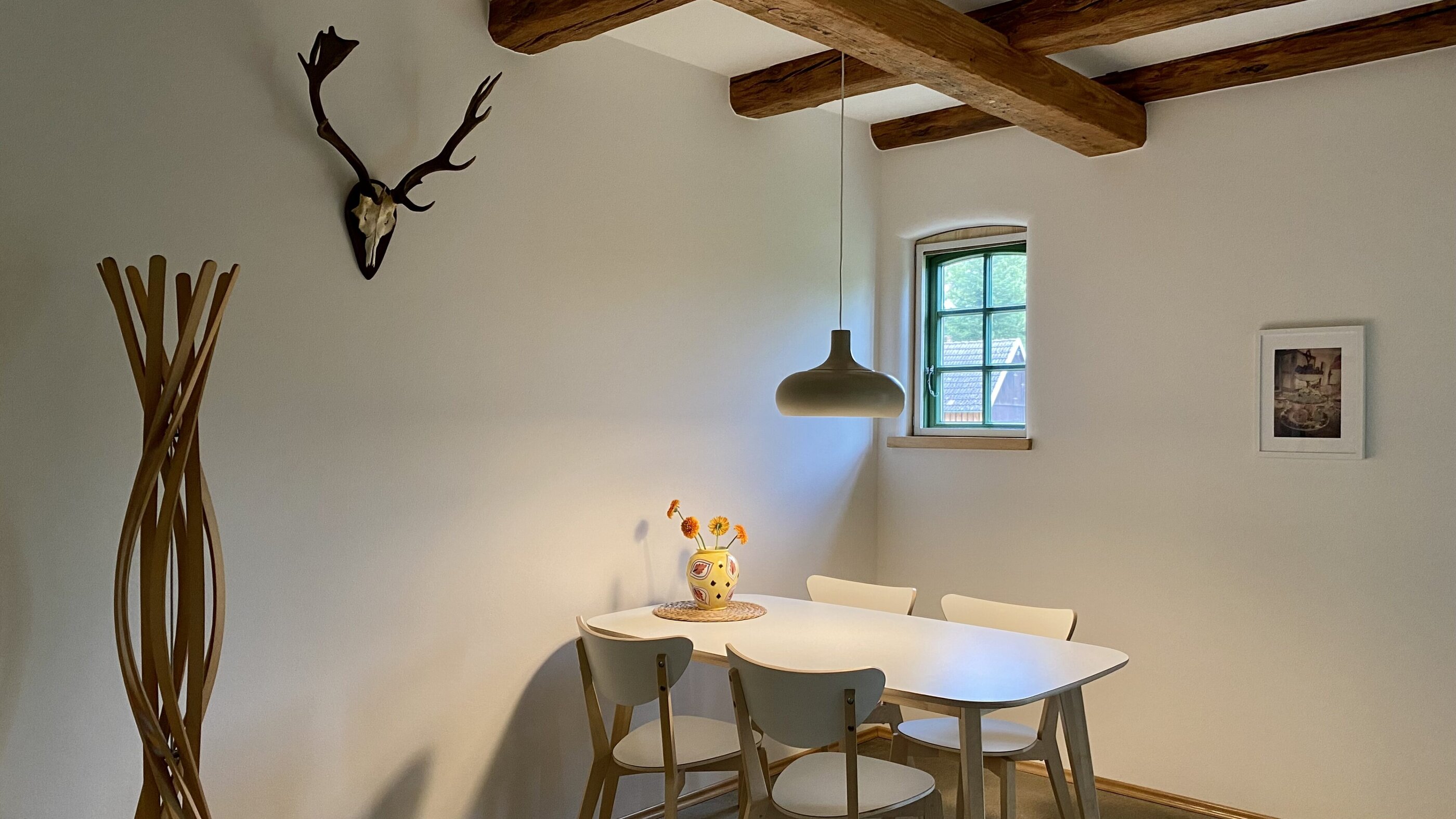 Esszimmer mit Geweih an der Wand, Ulmenhof