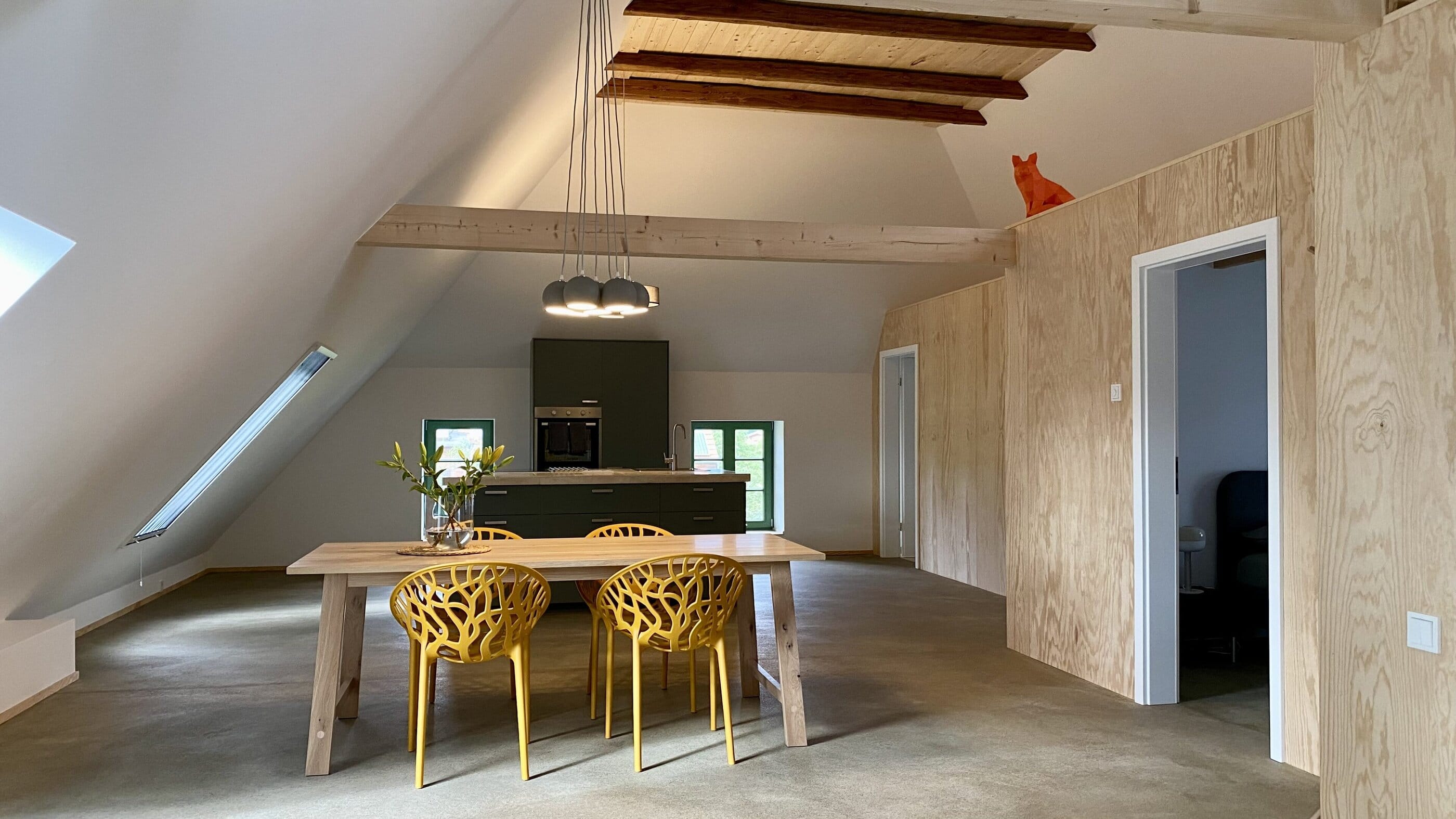 Esszimmer mit gelben Stühlen, Umenhof