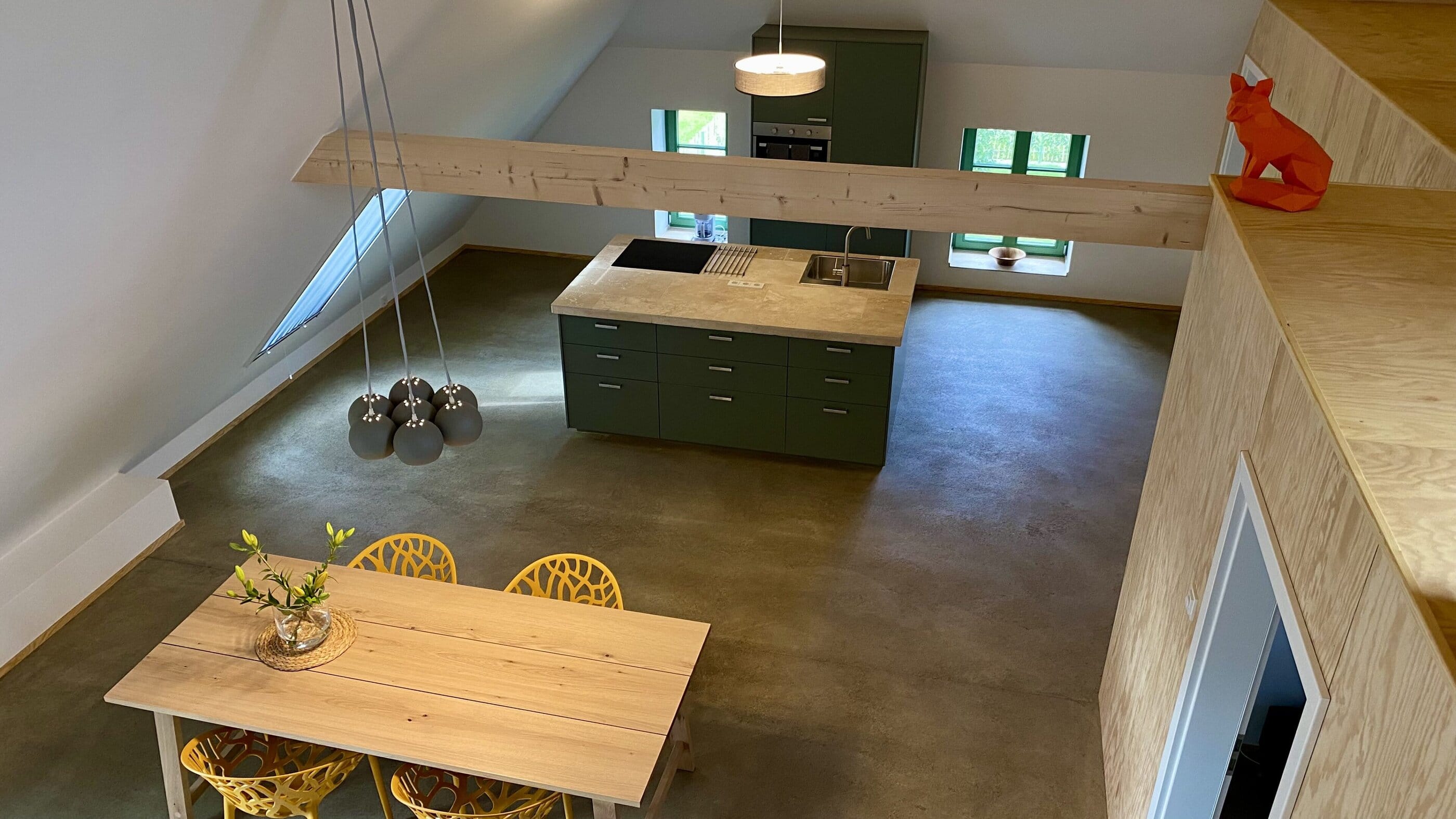 großer Wohnraum mit Esstisch im Ulmenhof