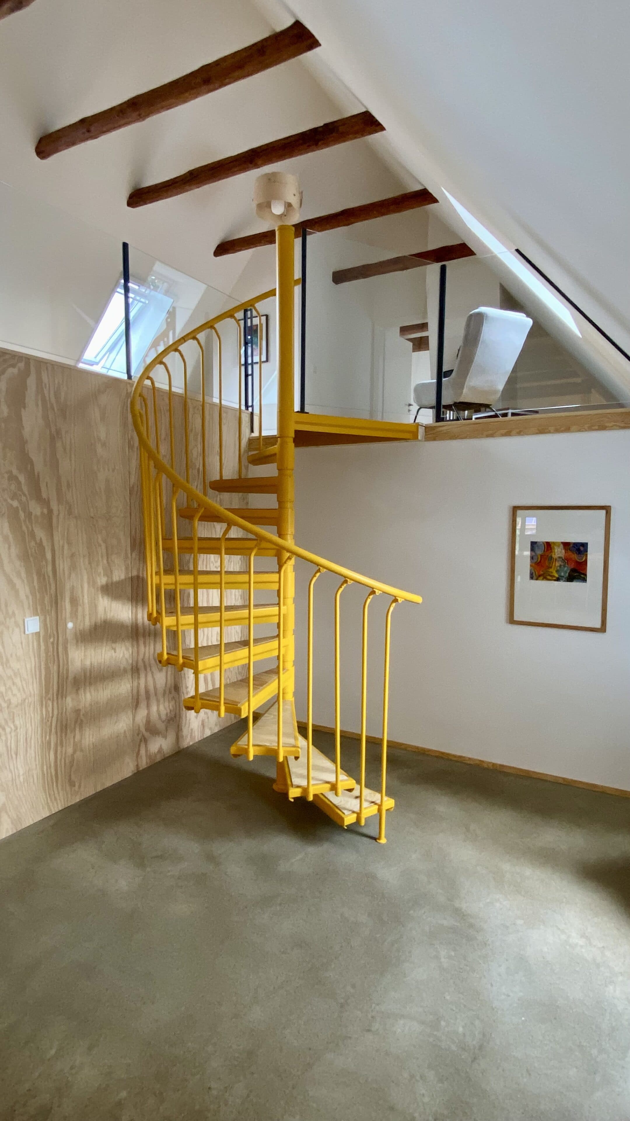 gelbe Wendeltreppe im Ulmenhof