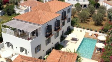 Hotel Yayaki aus Drohnensicht mit Pool