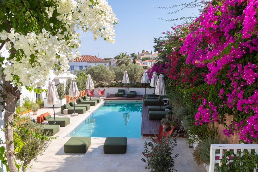 Pool mit Loungemöbeln im Hotel Yayaki