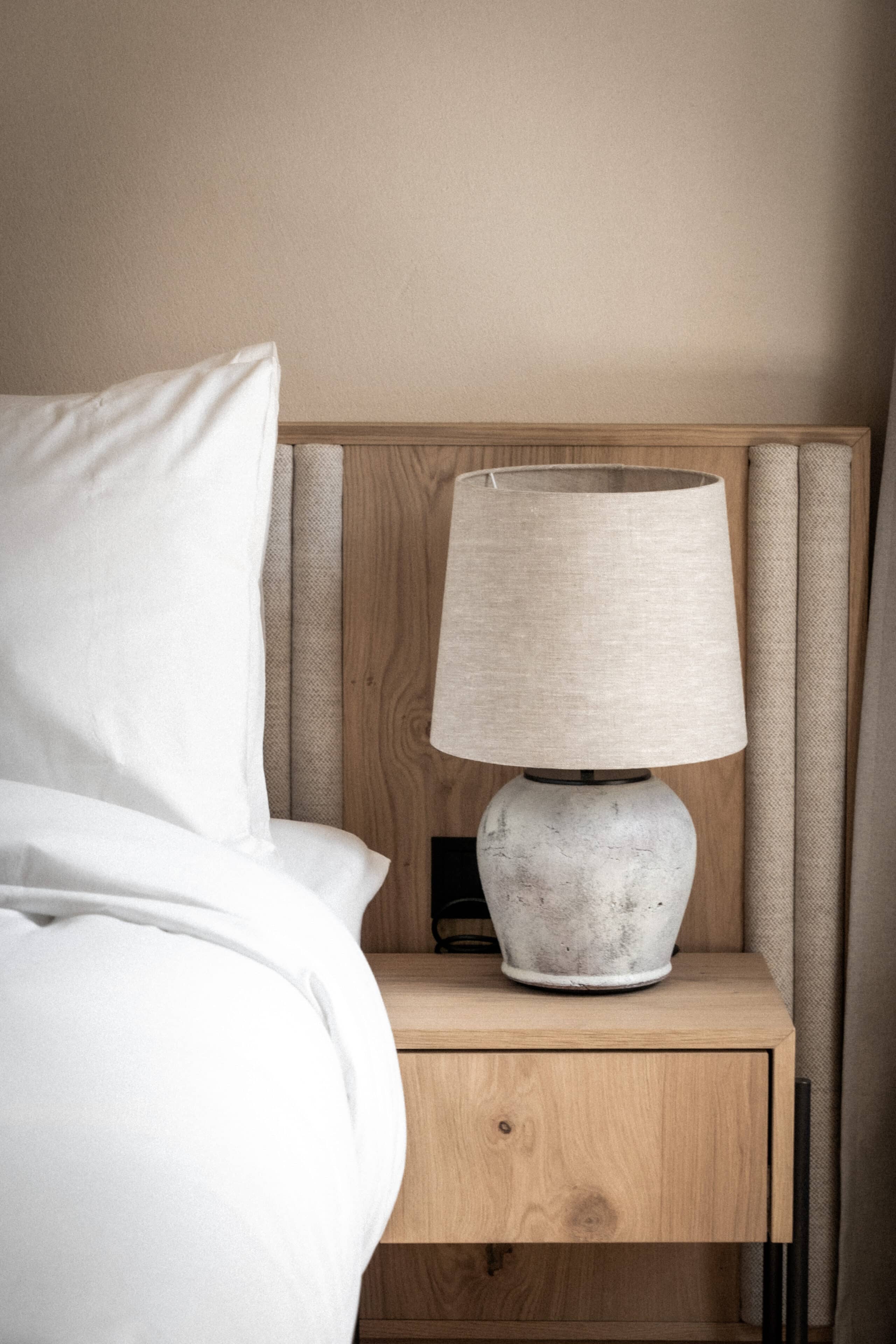 Nachttisch mit Lampe im Schlafzimmer, Adler Historic Guesthouse