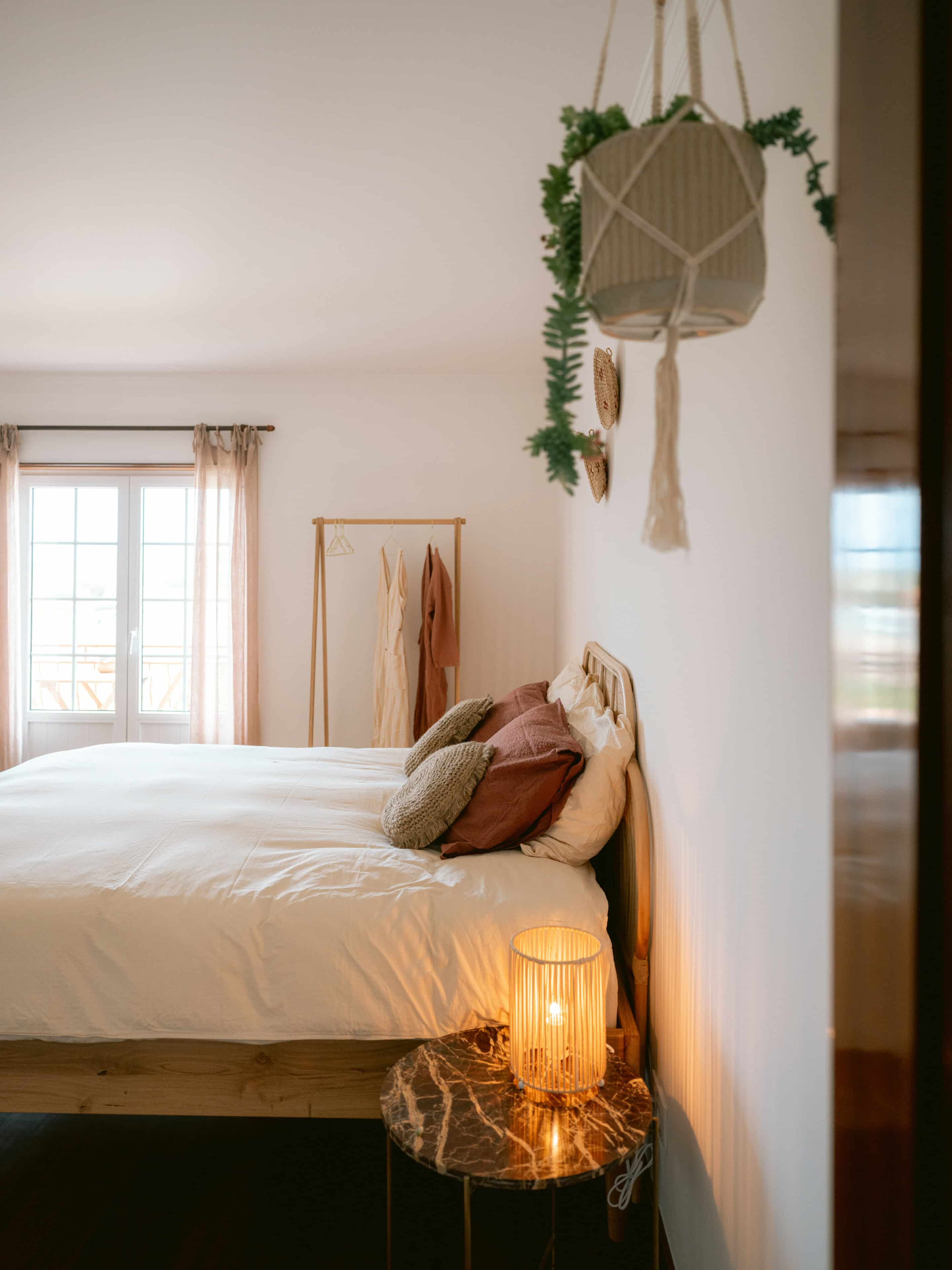 Bett und Kleiderständer im Hotelzimmer, Casa Quintas