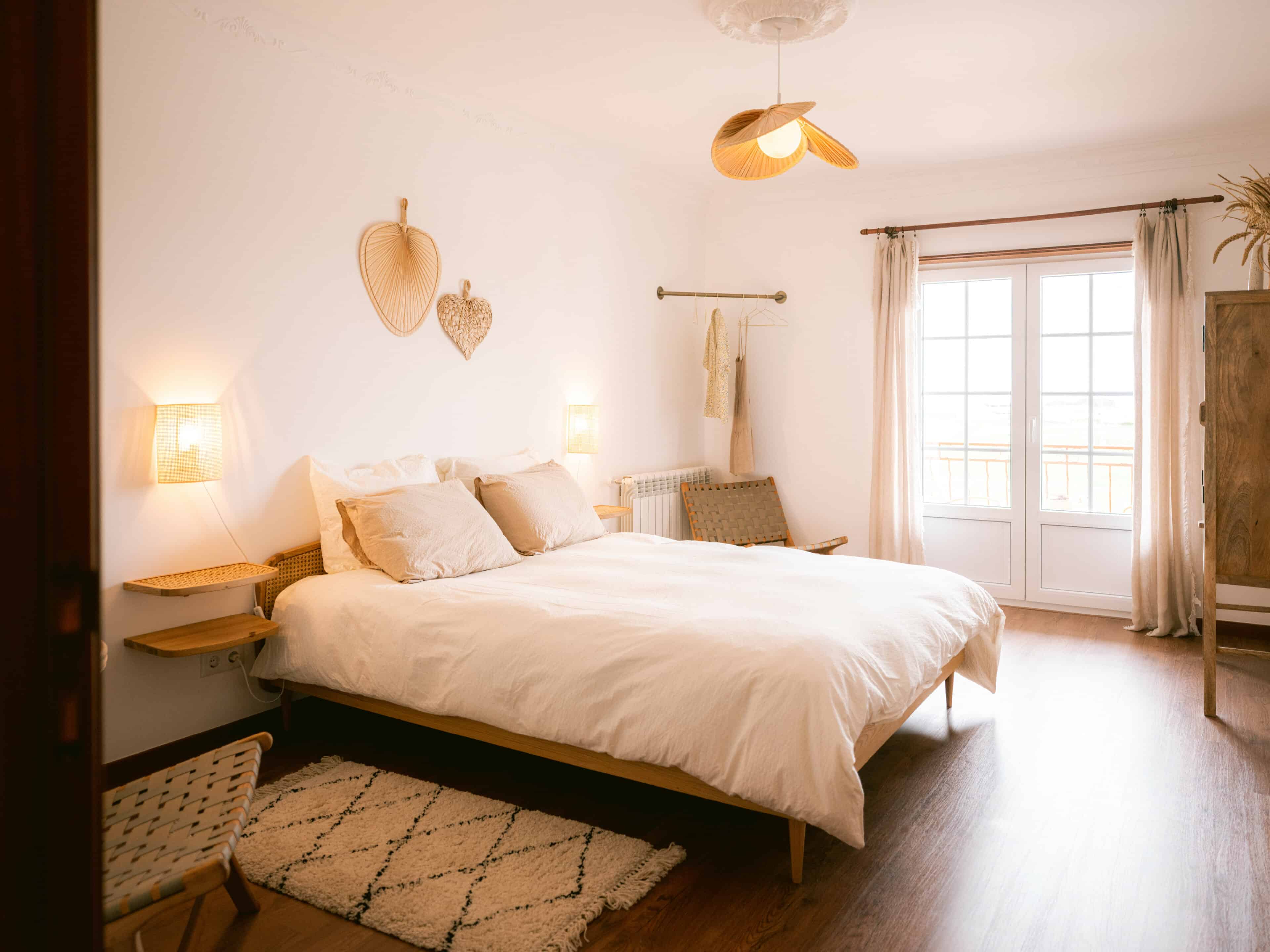 Doppelzimmer mit Bett und Fenster im Casa Quintas