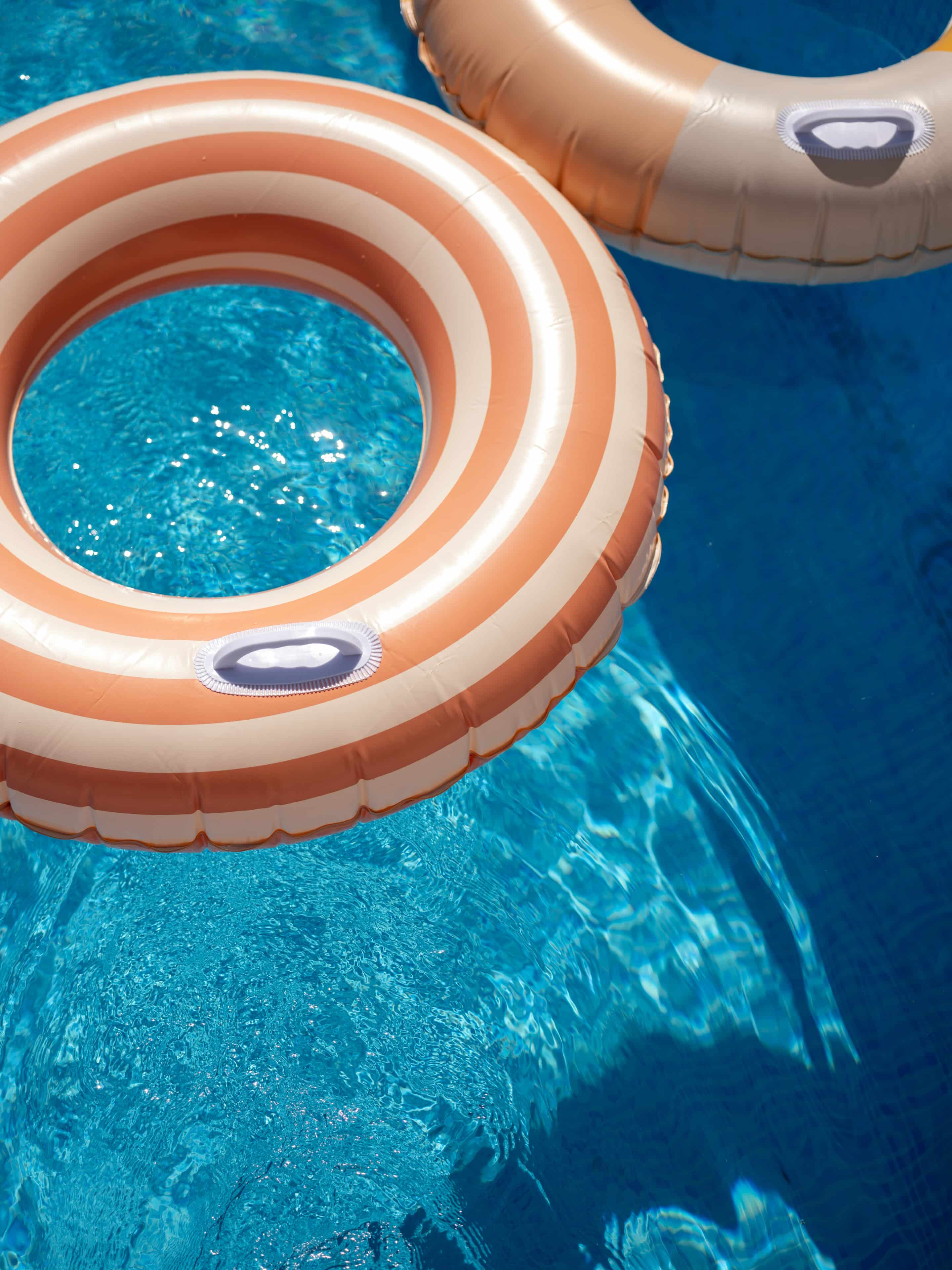 zwei Schwimmreifen im Pool, Casa Quintas