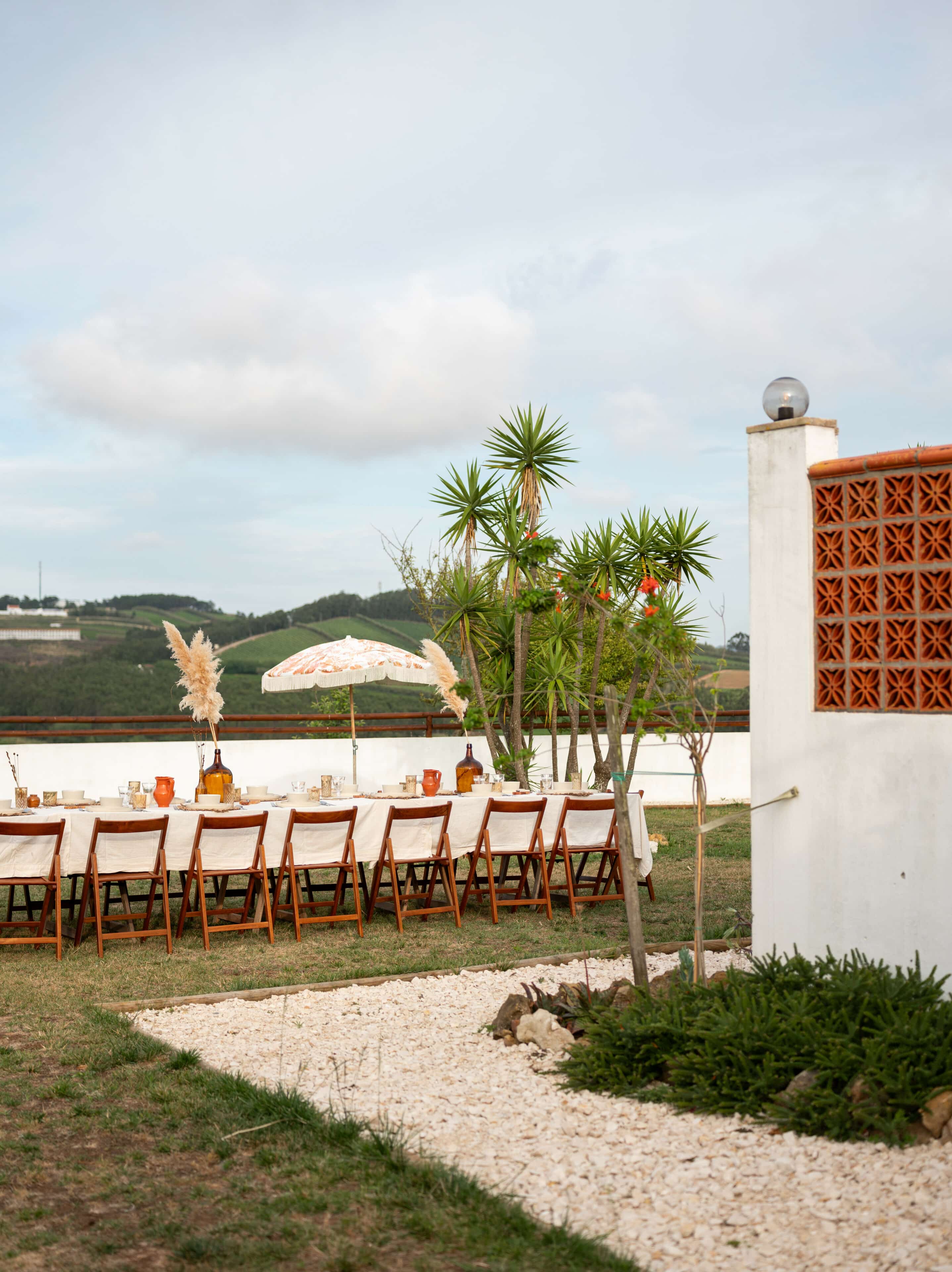 gedecketr Tisch im Garten des Hotels Casa Quintas