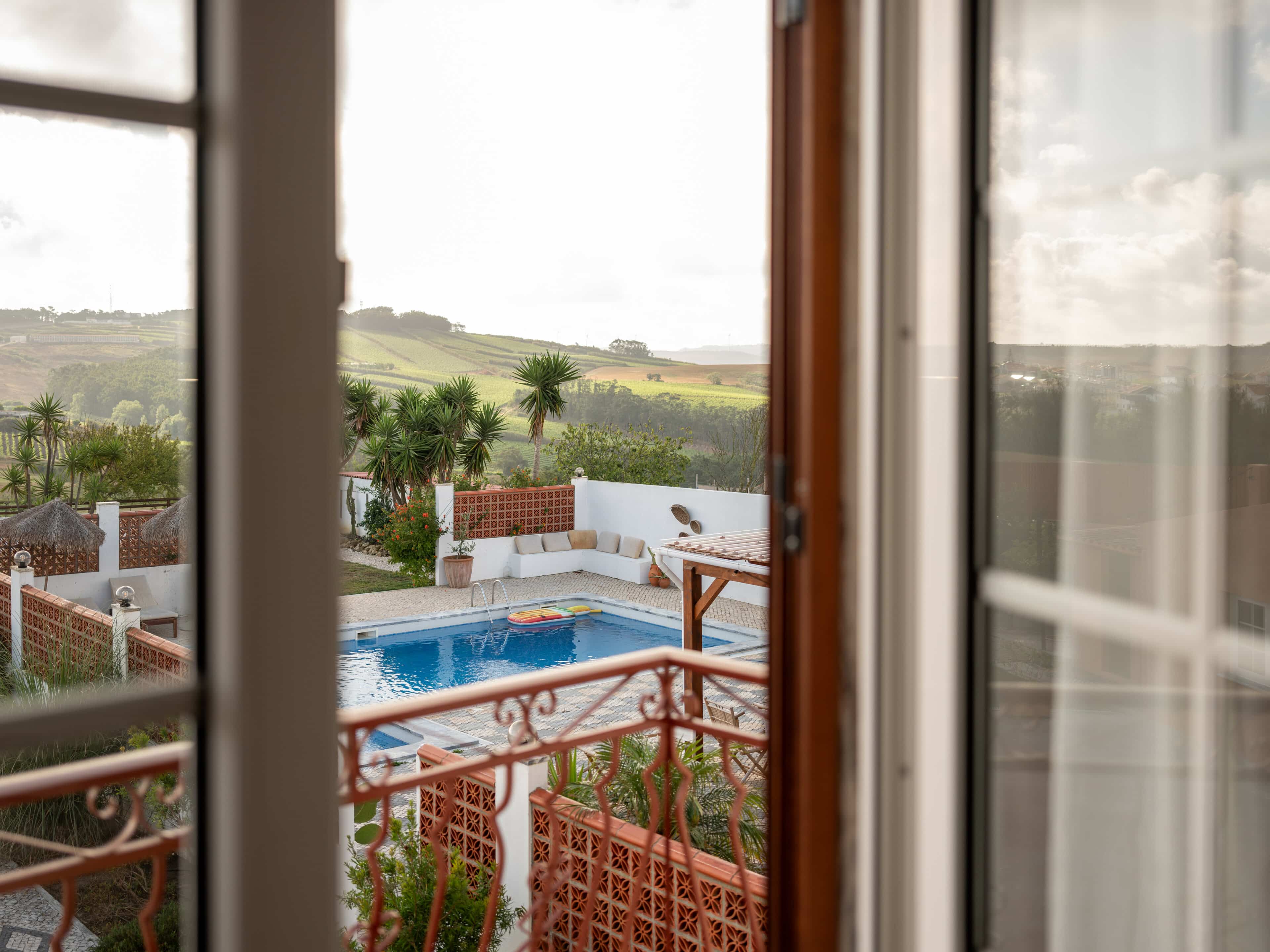 Blick aus dem Hotelzimmer auf den Pool im Casa Quintas