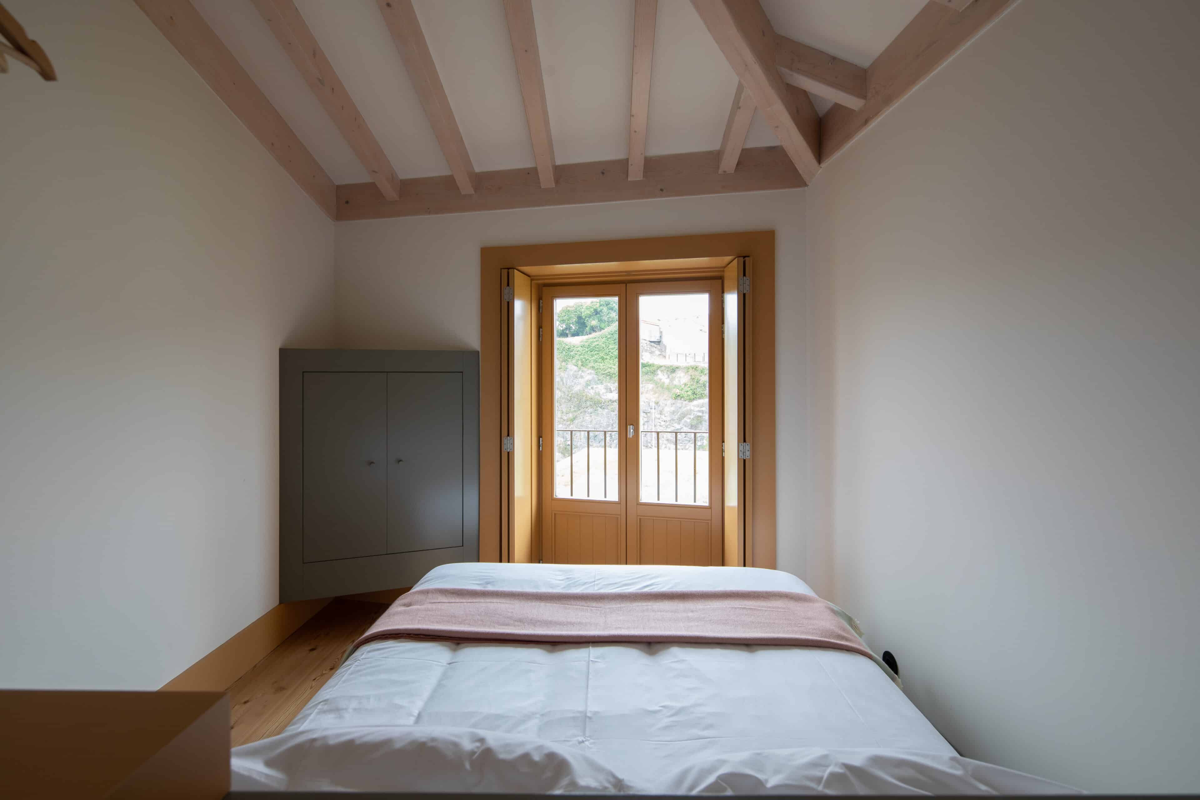 Doppelbett im Hotel Na Travessa Suites