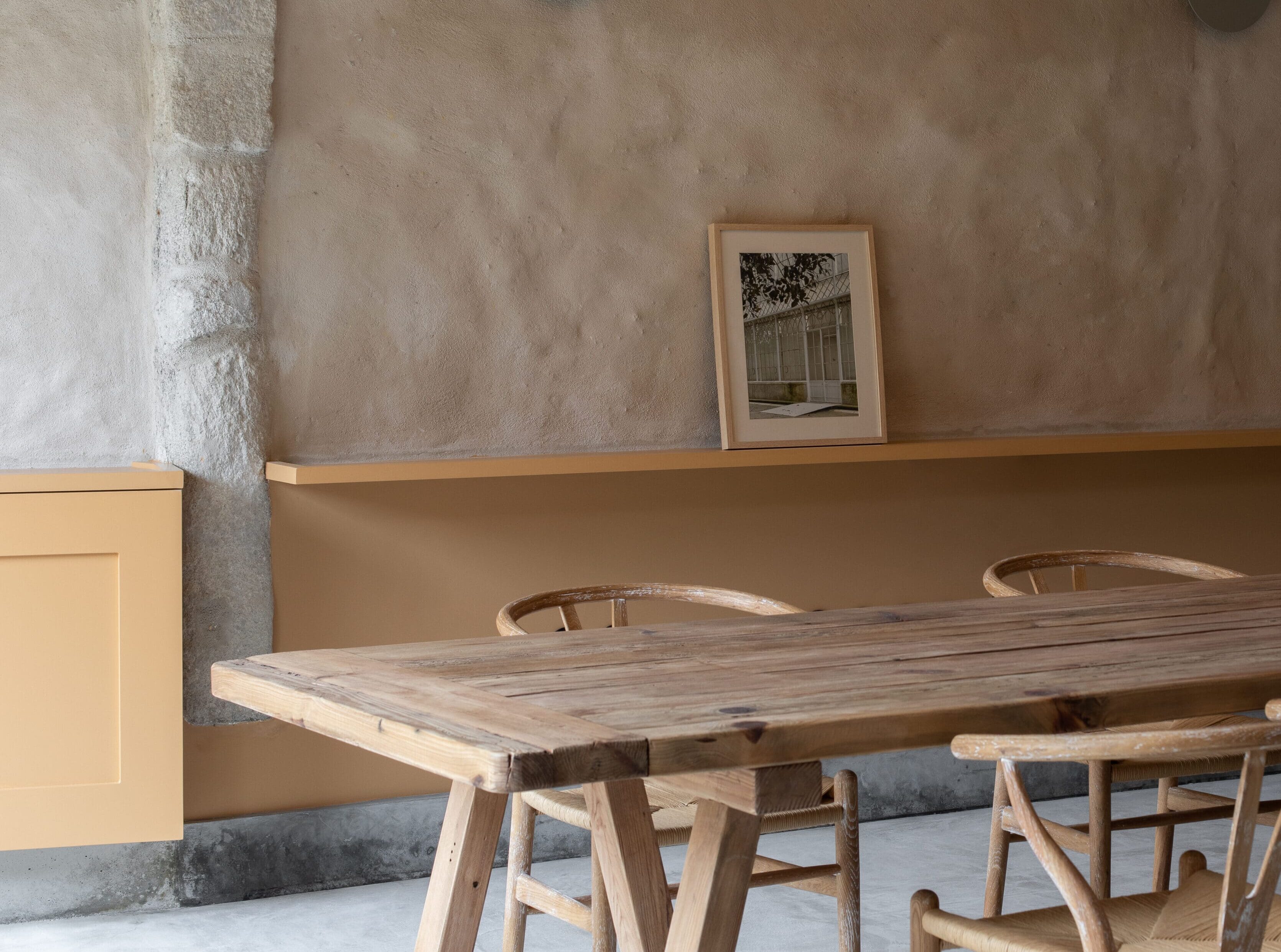 Gastraum mit großem Tisch im Hotel Na Travessa Suites