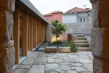 Terrasse mit Treppe im Hotel Na Travessa Suites
