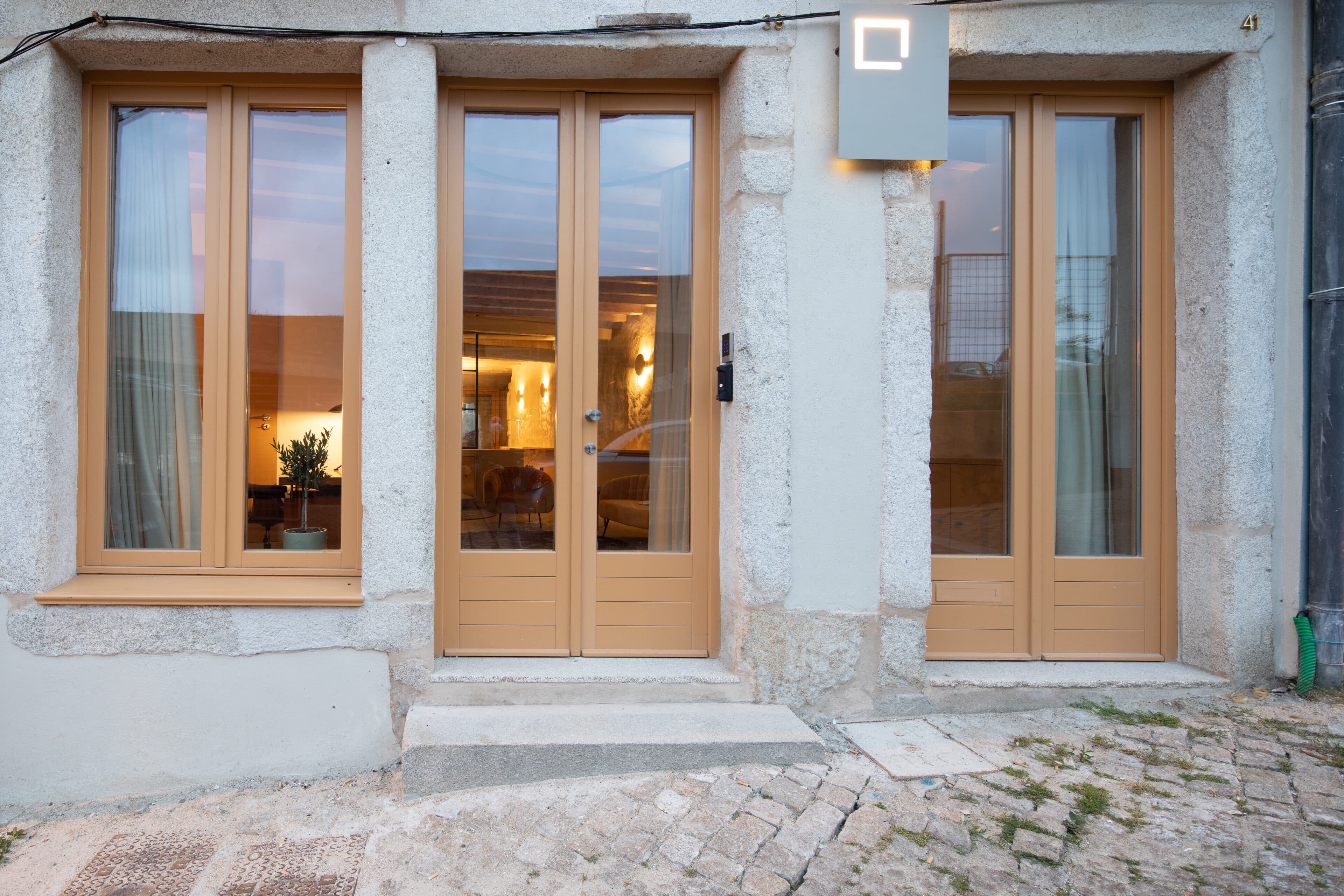 Eingang zum Hotel Na Travessa Suites