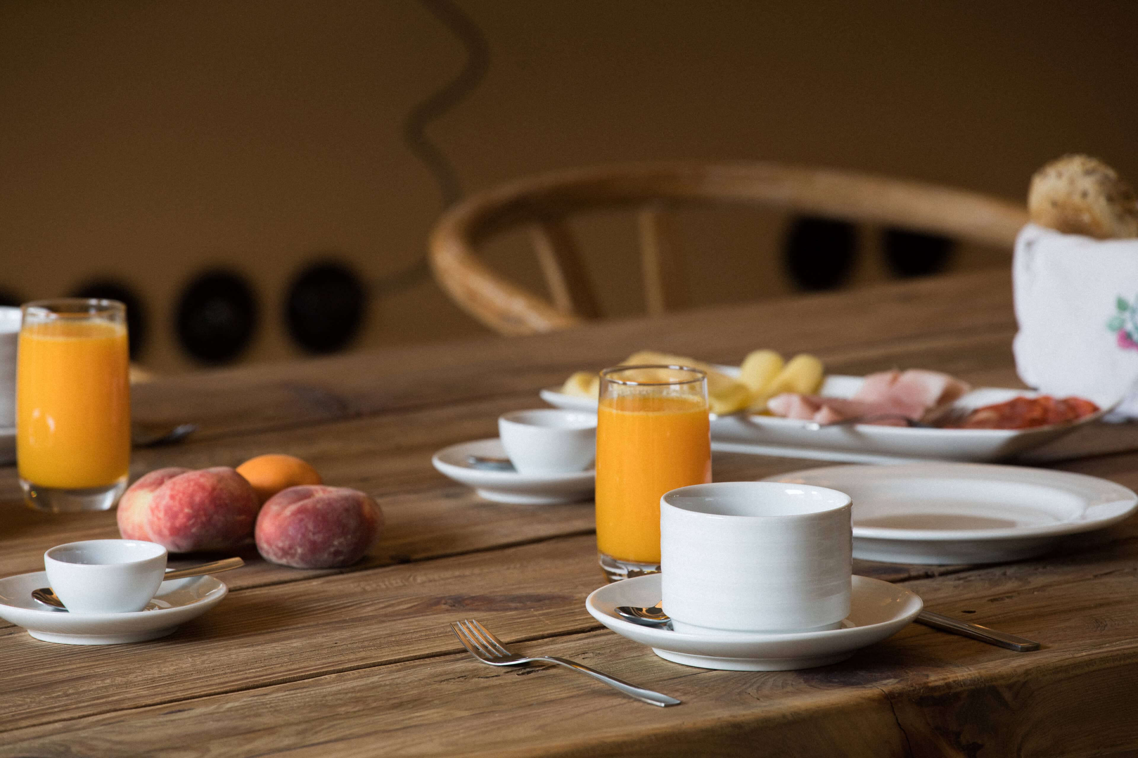 gedeckter Tisch im Hotel Na Travessa Suites