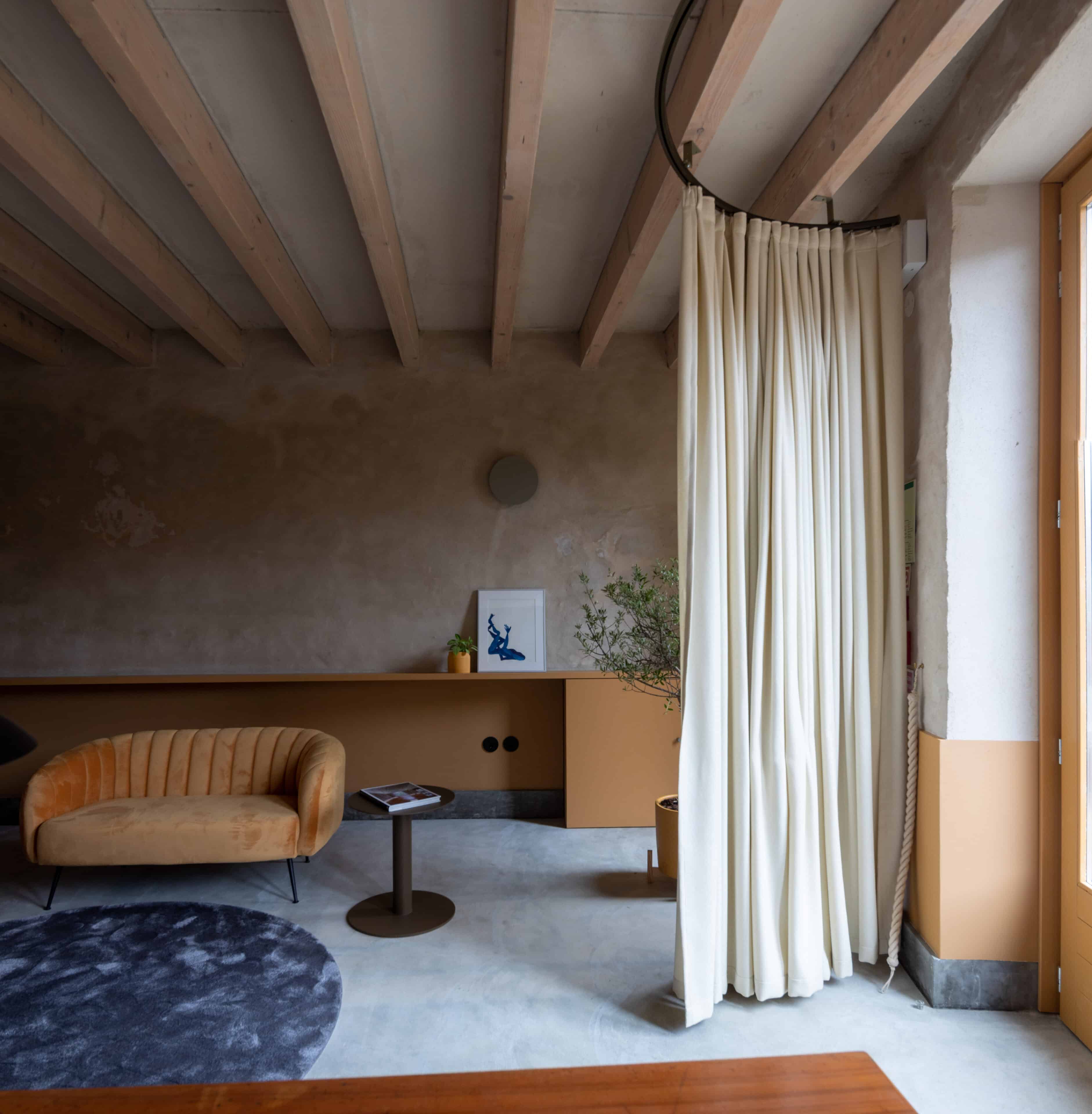 Sofa und Regal im Hotel Na Travessa Suites