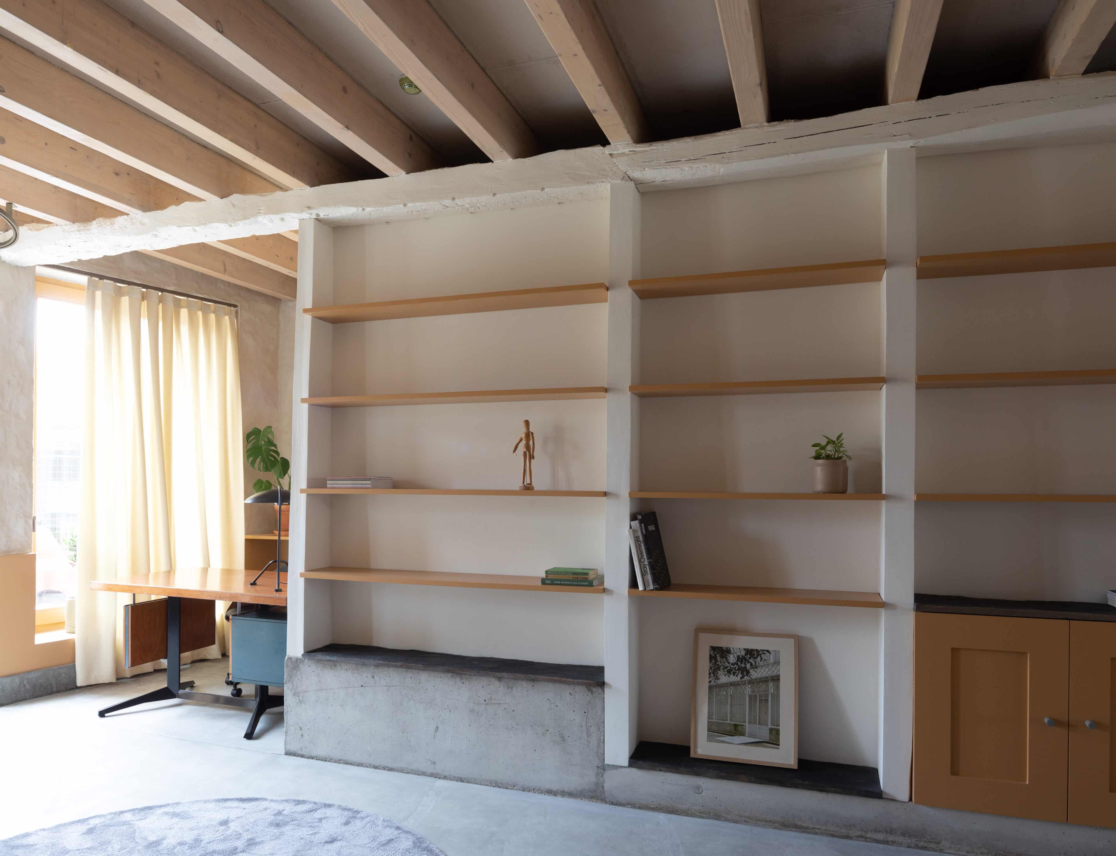 Regalwand in Hotel Na Travessa Suites