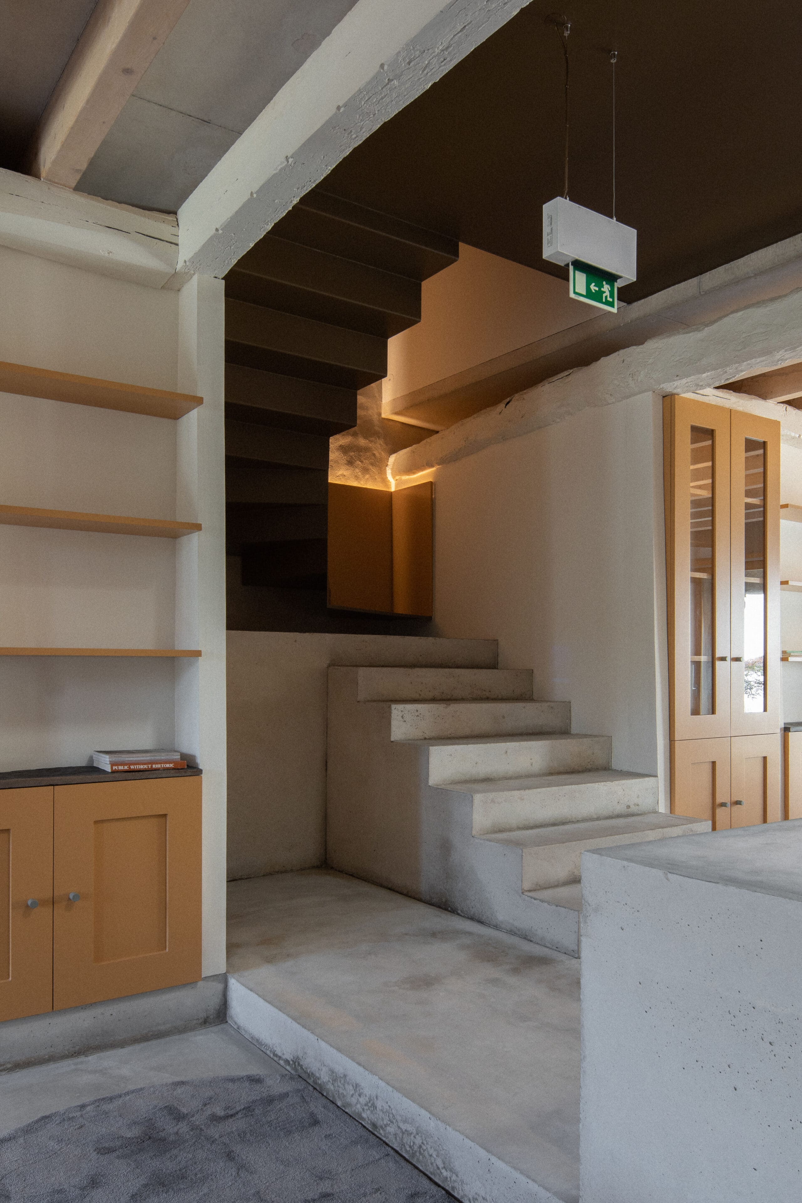 Steintreppe im Gastraum im Hotel Na Travessa Suites