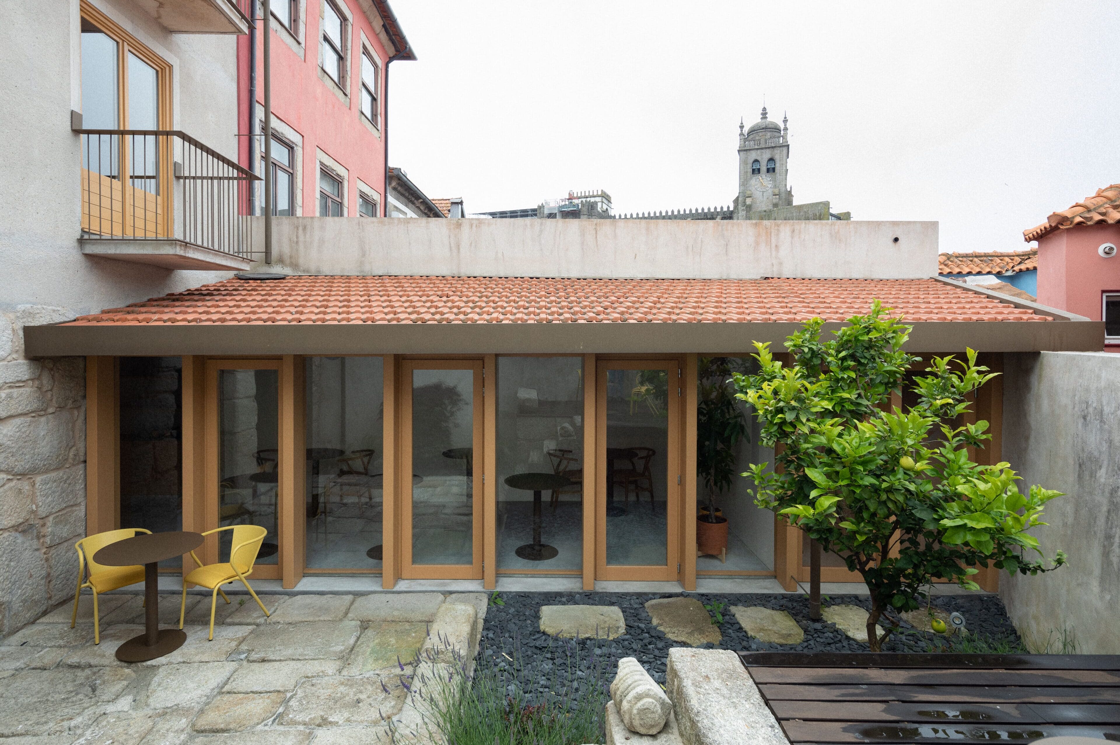 Terrasse und Gastraum im Hotel Na Travessa Suites