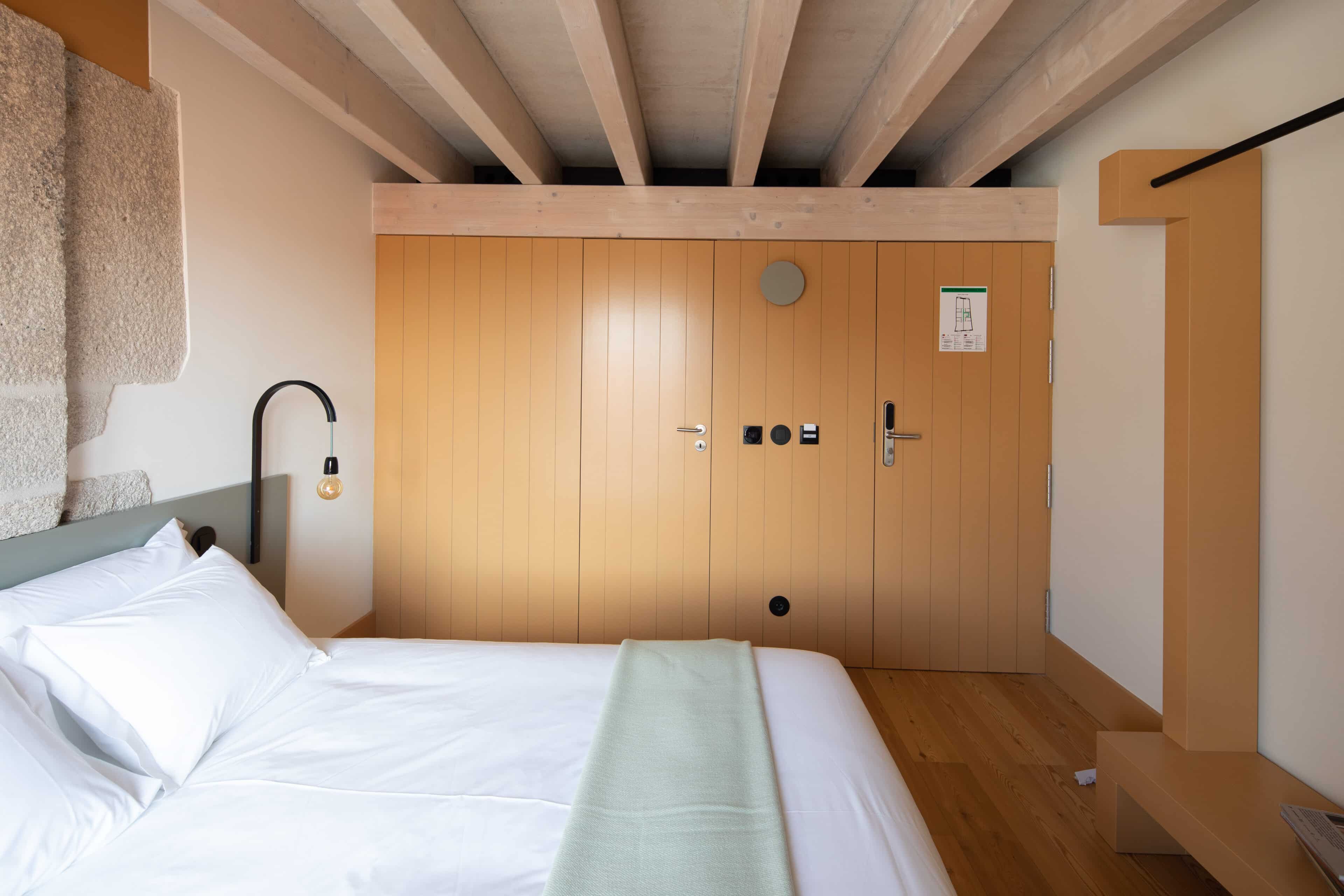 Doppelbett mit Einbauschrank im Hotel Na Travessa Suites