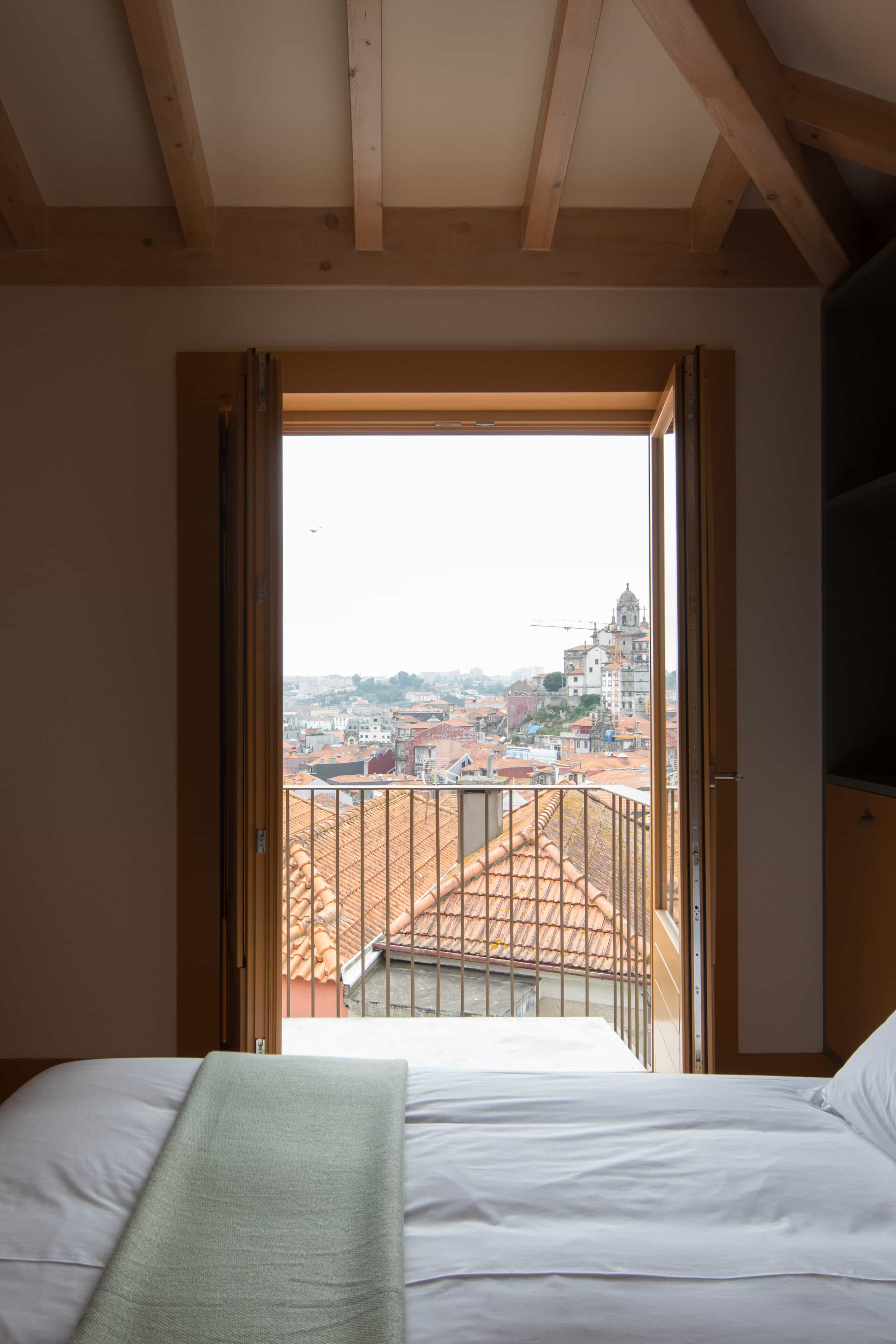 Doppelzimmer mit Blick auf die Stadt im Hotel Na Travessa Suites