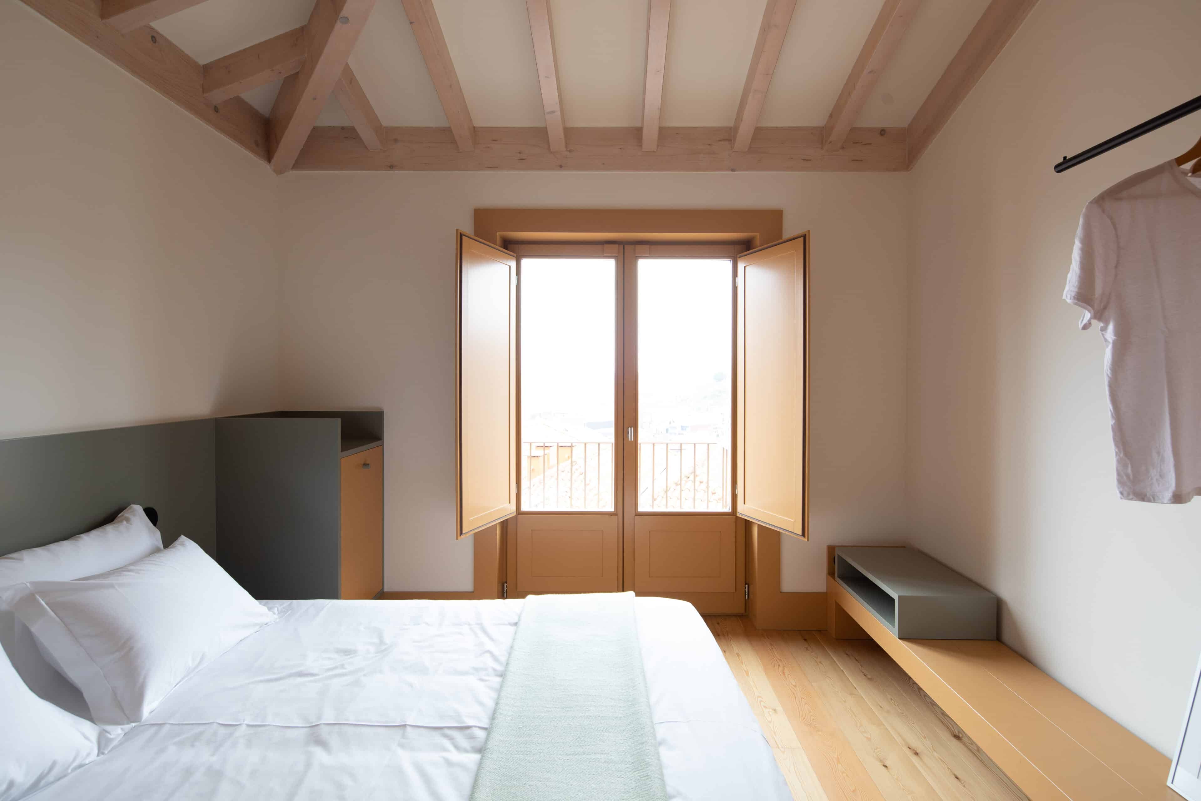 Doppelbett mit Fenster im Hotel Na Travessa Suites