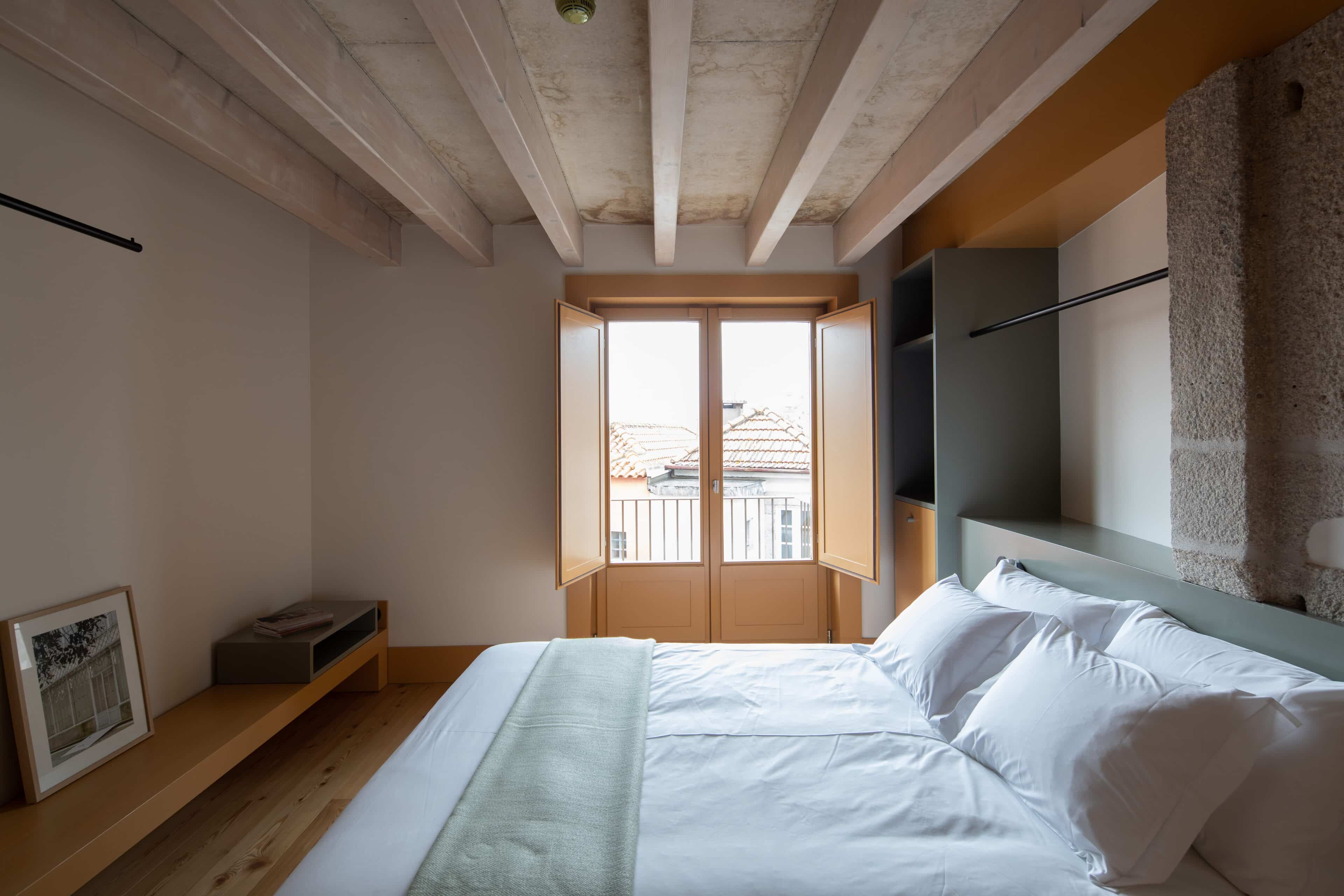 Doppelbett mit Fenster im Na Travessa Suites