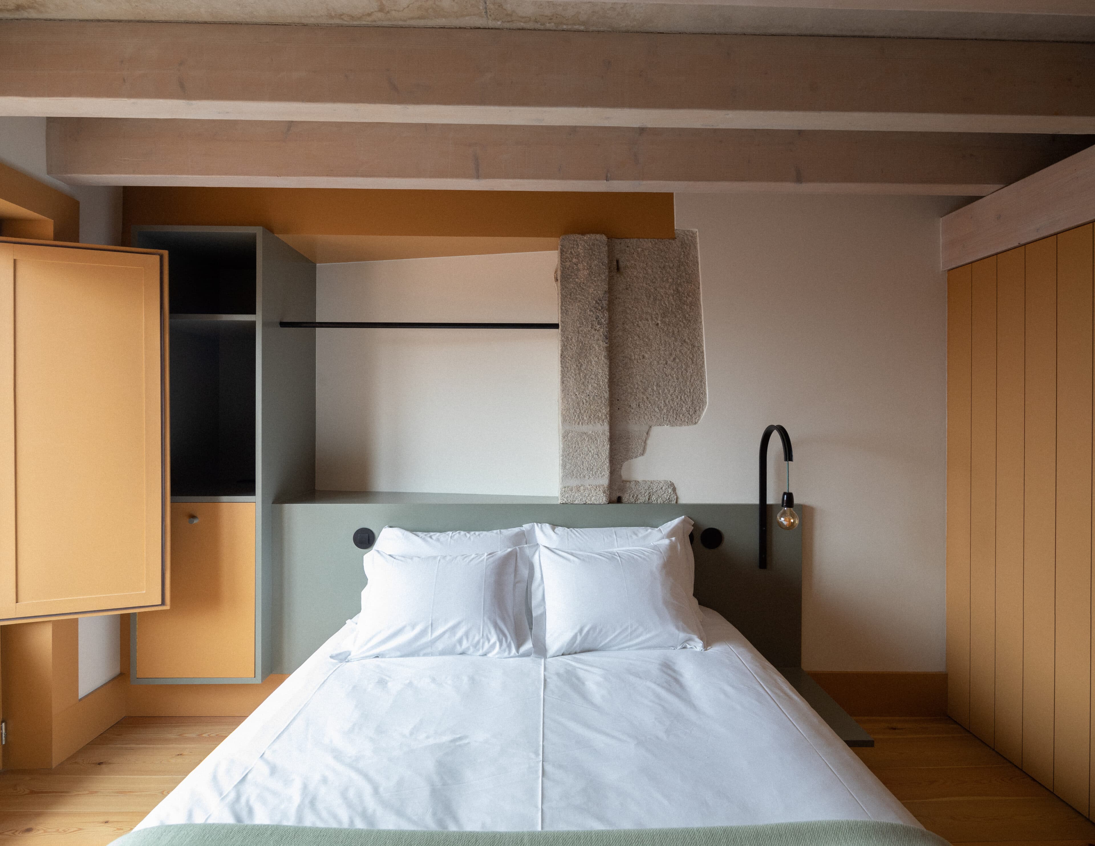 Doppelbett im Hotel Na Travessa Suites