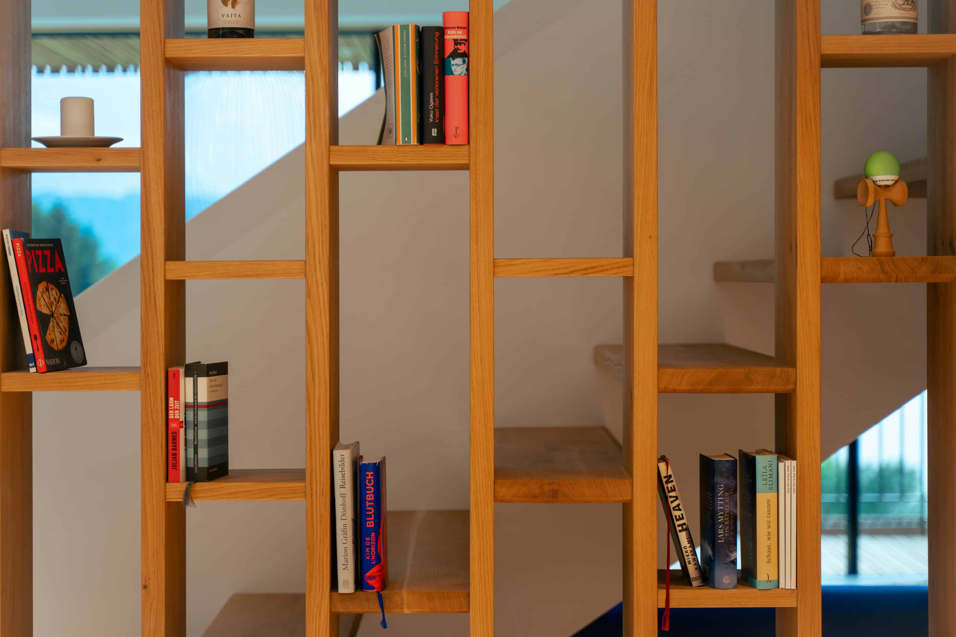 Regal in der Küche mit Kochbüchern im Haus Moosberg