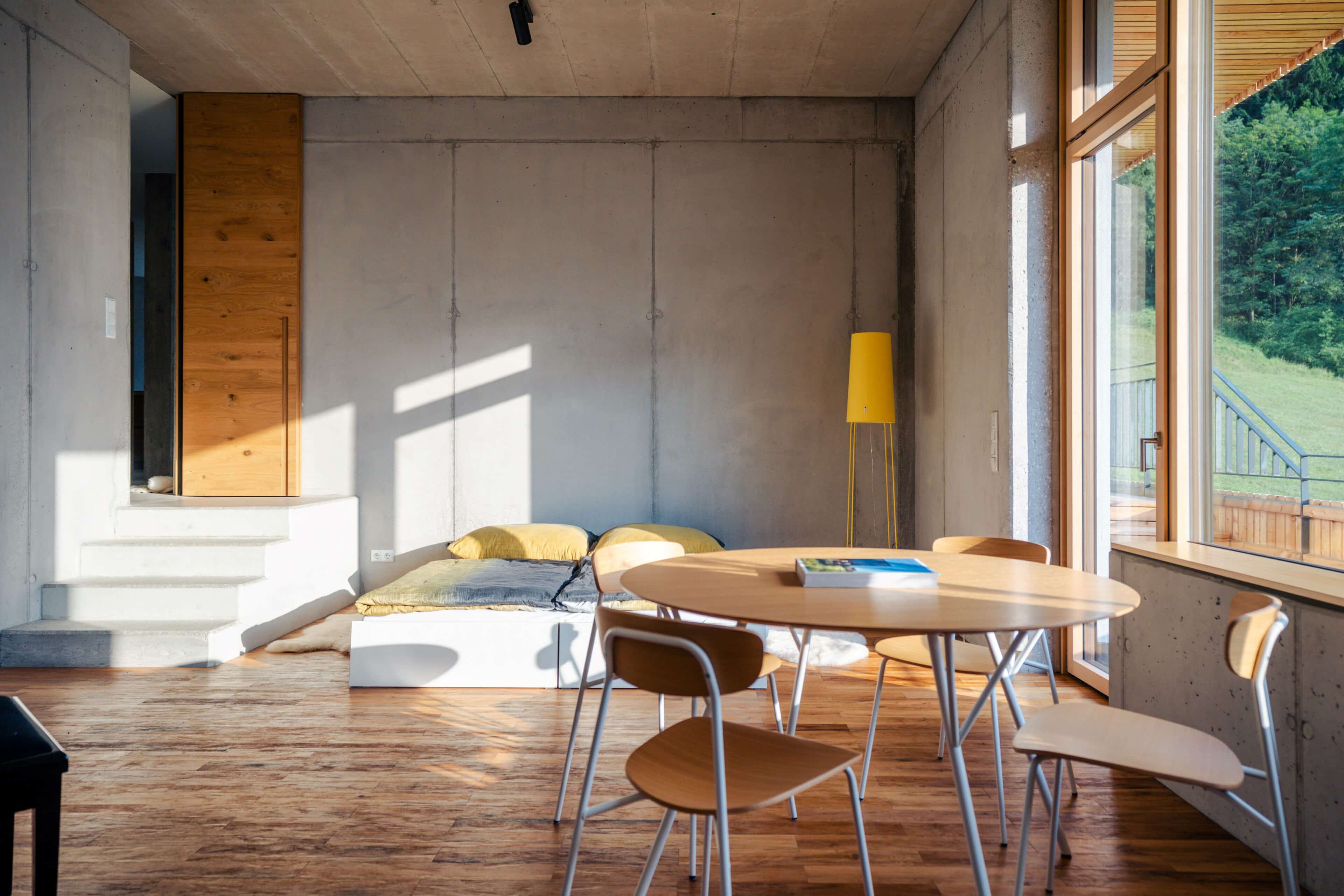 Schlafzimmer mit Bett und Tisch im Haus Mossberg