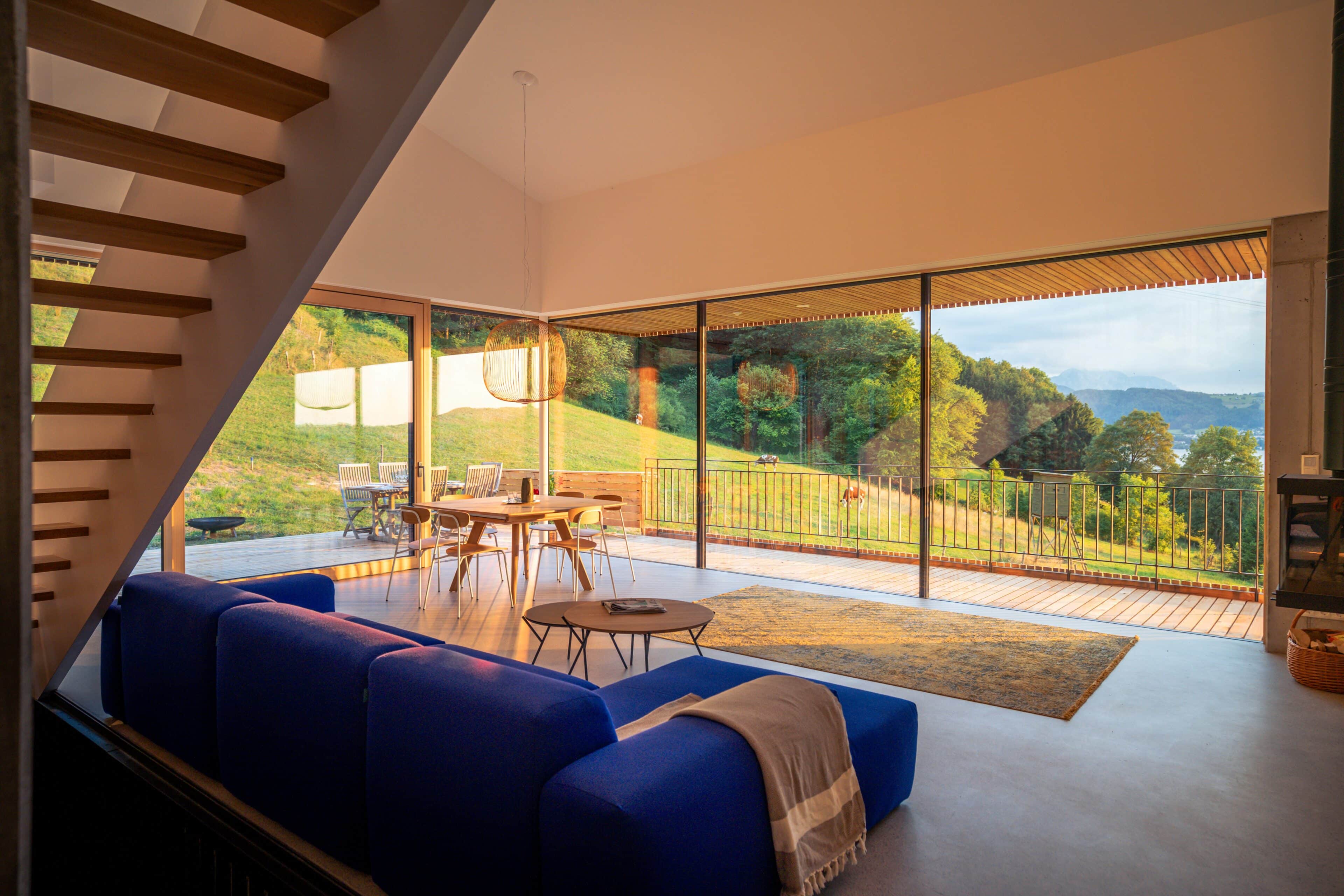 Wohnzimmer mit Blick in die Natur im Haus Moosberg