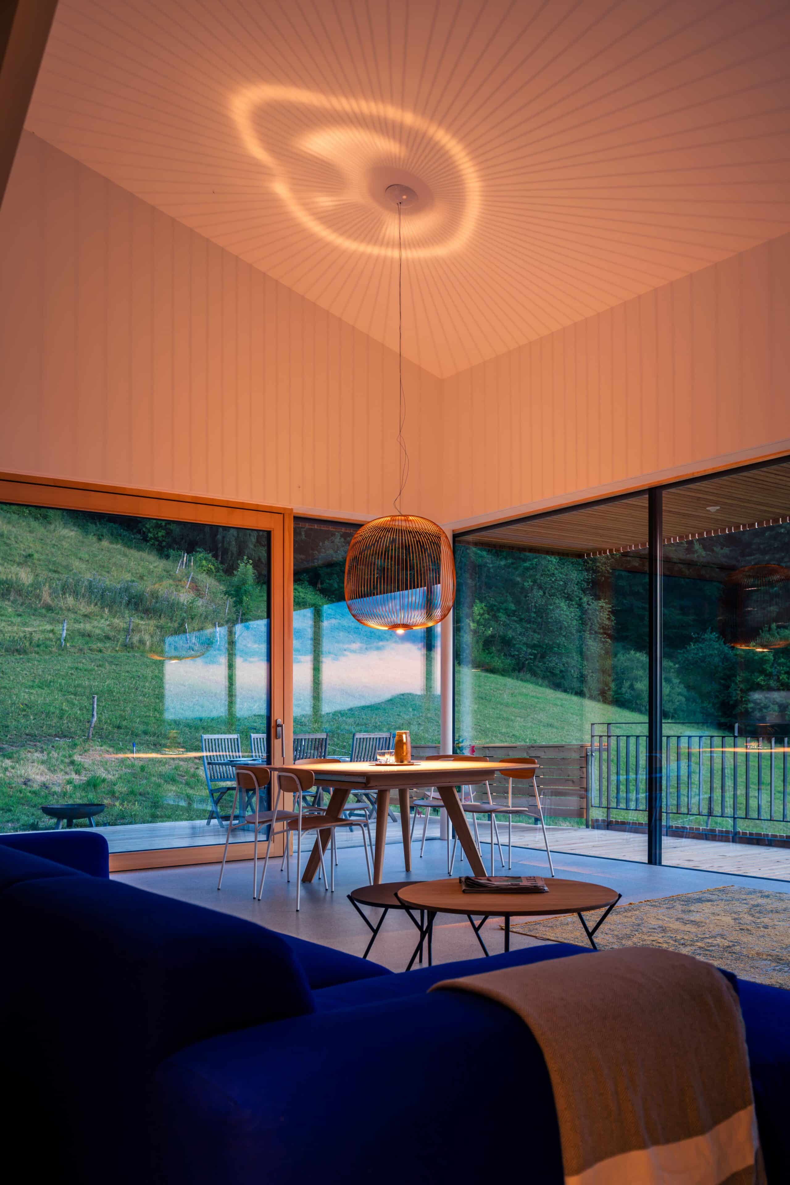 Wohnraum mit Blick durch die Fenster in die Umgebung im Haus Moosberg