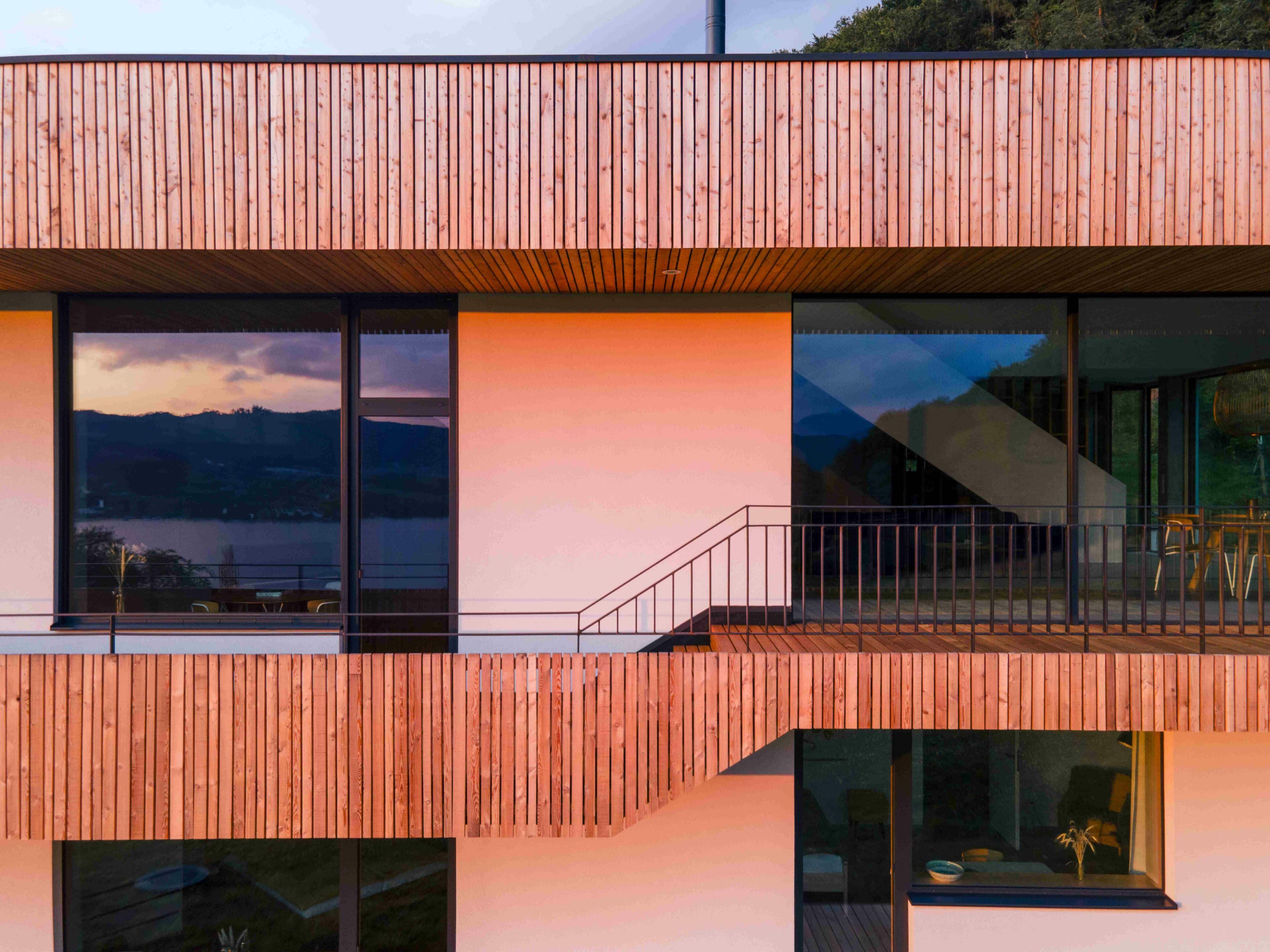 Holzfassade mit zwei Ebenen des Haus Moosberg